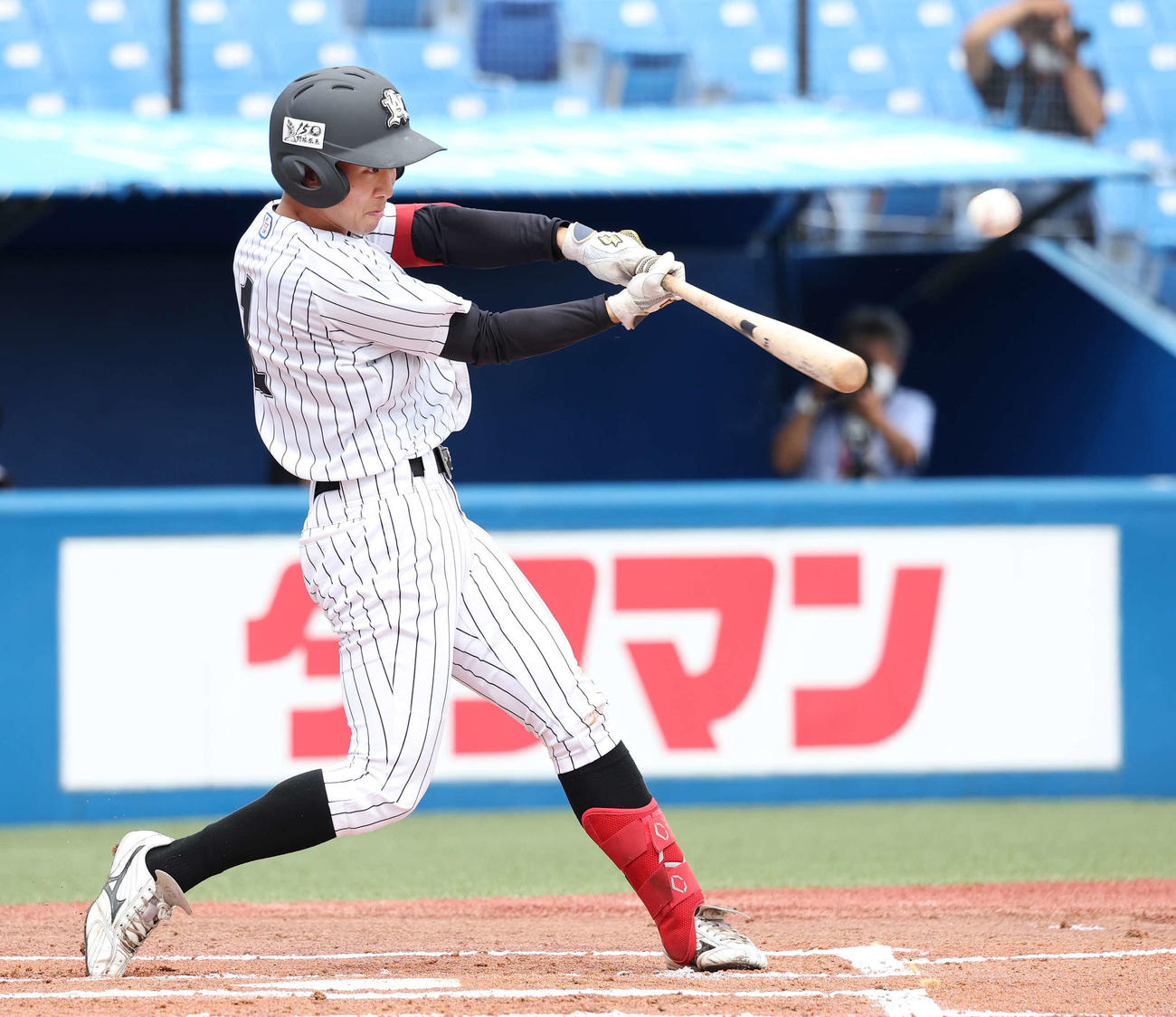 日大対亜大　1回裏亜大1死、田中幹は左越えに先制本塁打を放つ（撮影・丹羽敏通）
