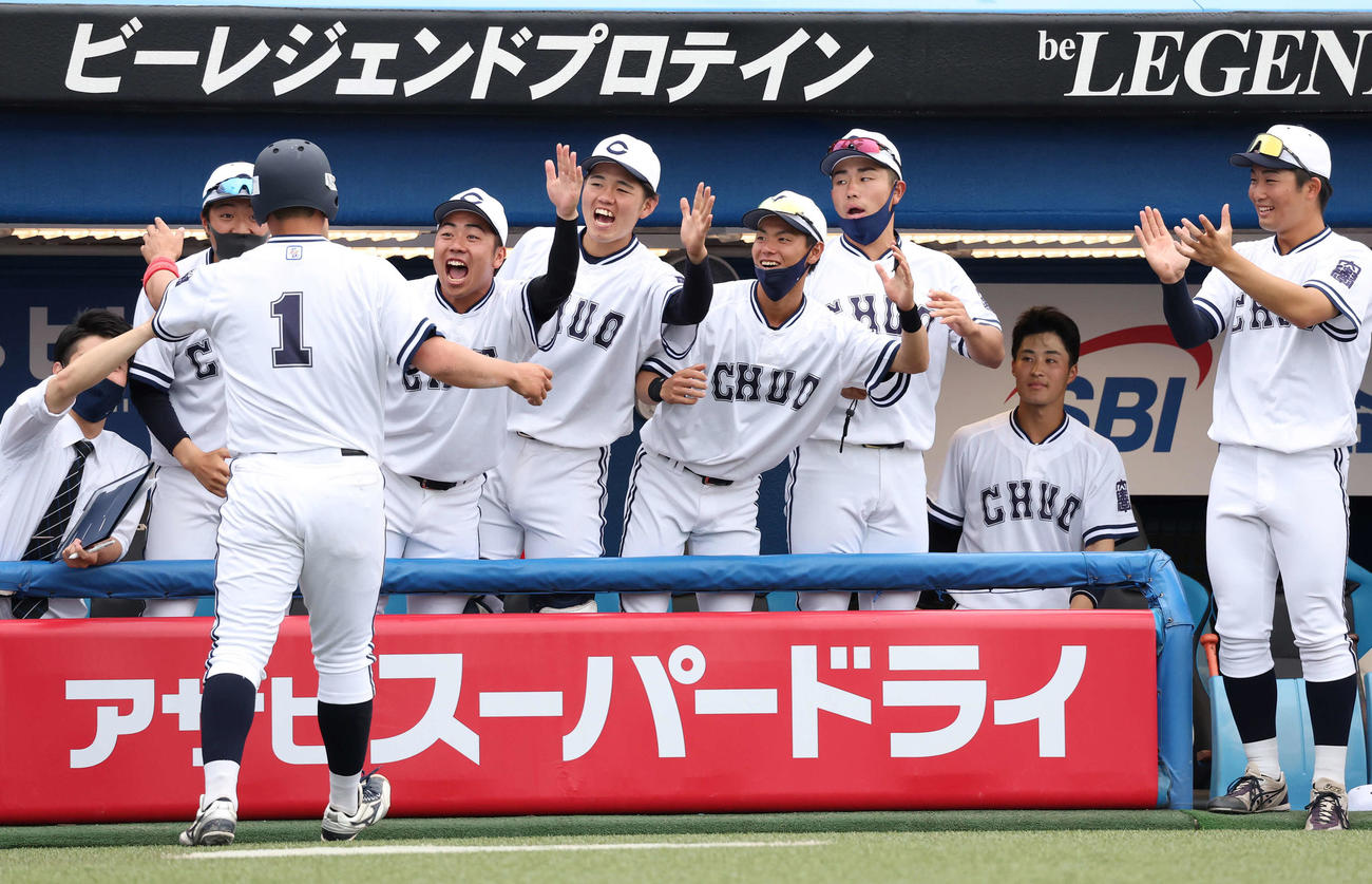 中大対駒大　1回表中大1死三塁、森下の適時打で生還した先制三塁打の北村恵吾＜1＞を迎える中大ベンチ（撮影・丹羽敏通）