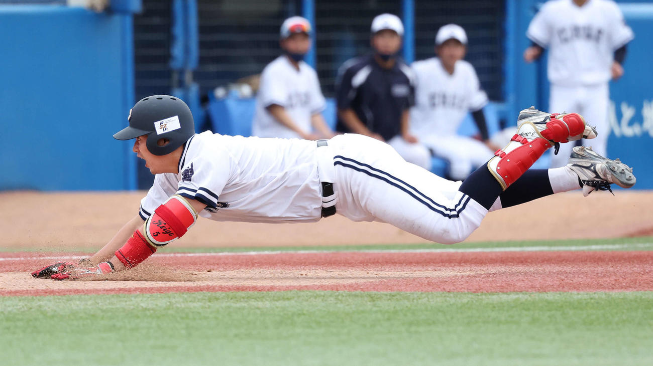 中大対駒大　1回表中大1死一塁、北村は左中間を破ってヘッドスライディングで適時三塁打とする（撮影・丹羽敏通）