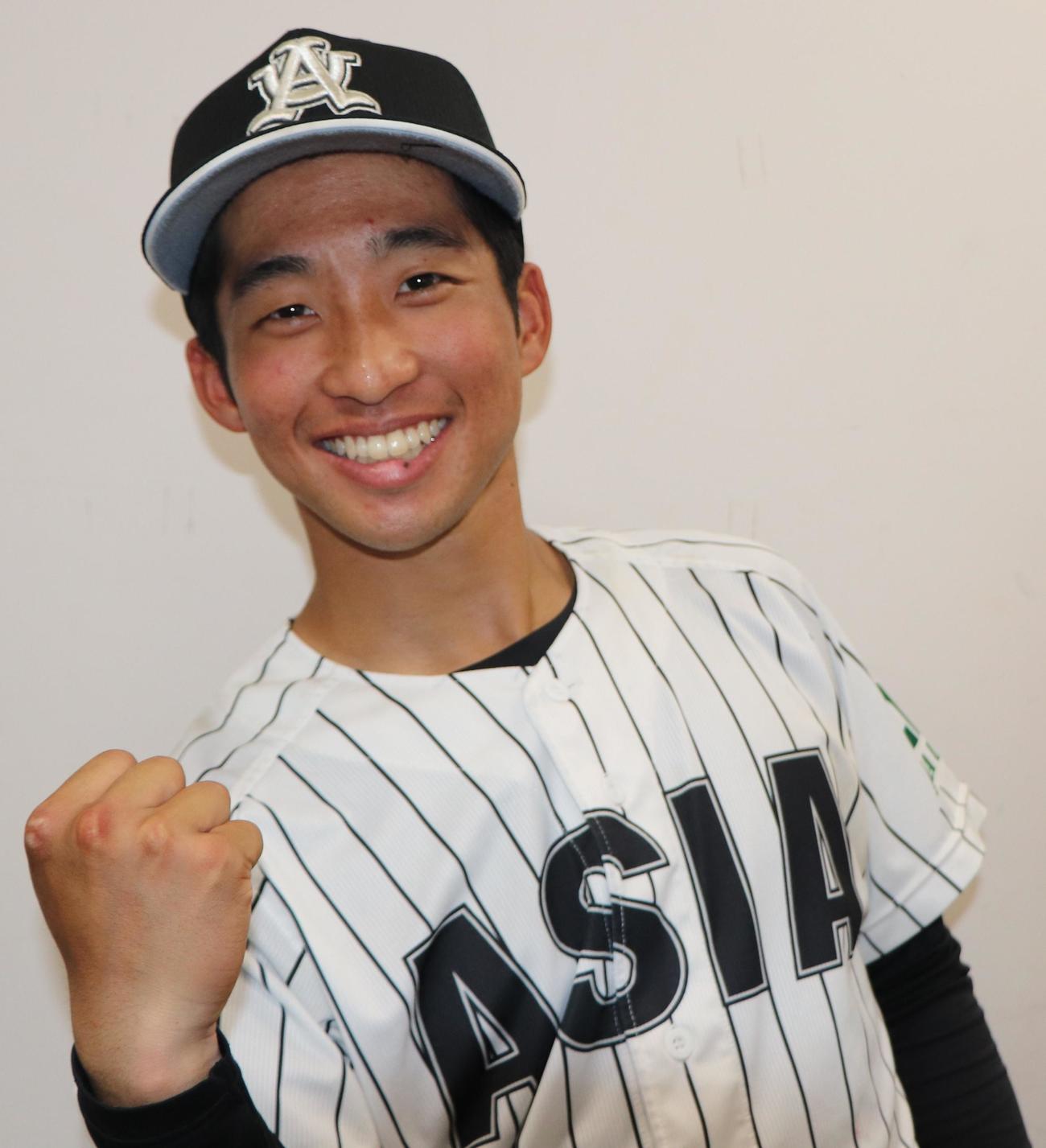 試合後に熱男ポーズを決めて笑顔を見せる亜大・田中幹（撮影・藤塚大輔）