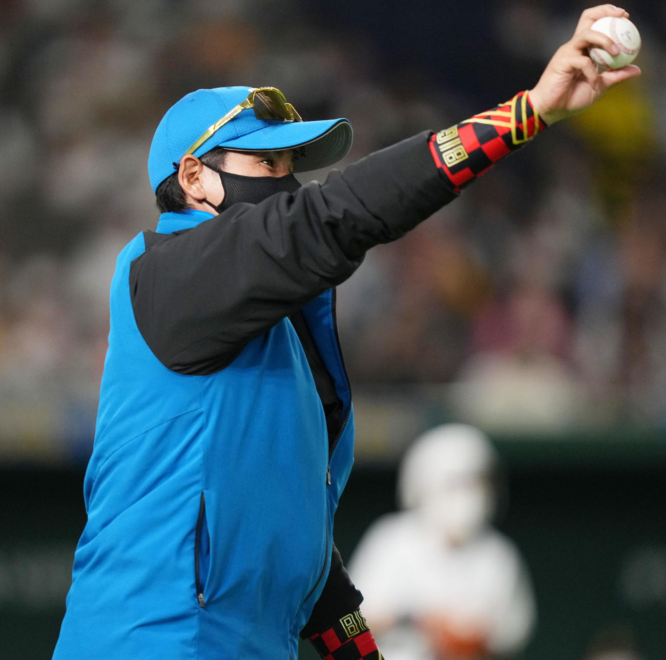 日本ハム対オリックス　3回裏日本ハム無死、梅林のプロ初安打の記念球を受け取り笑顔を見せる新庄監督（撮影・横山健太）