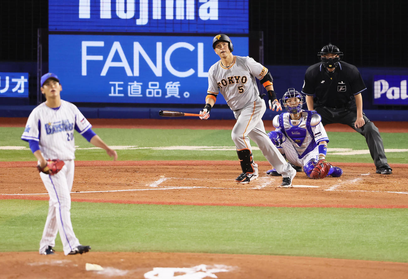 DeNA対巨人　4回表巨人1死満塁、中島は左中間への満塁本塁打を放つ。投手坂本（撮影・足立雅史）