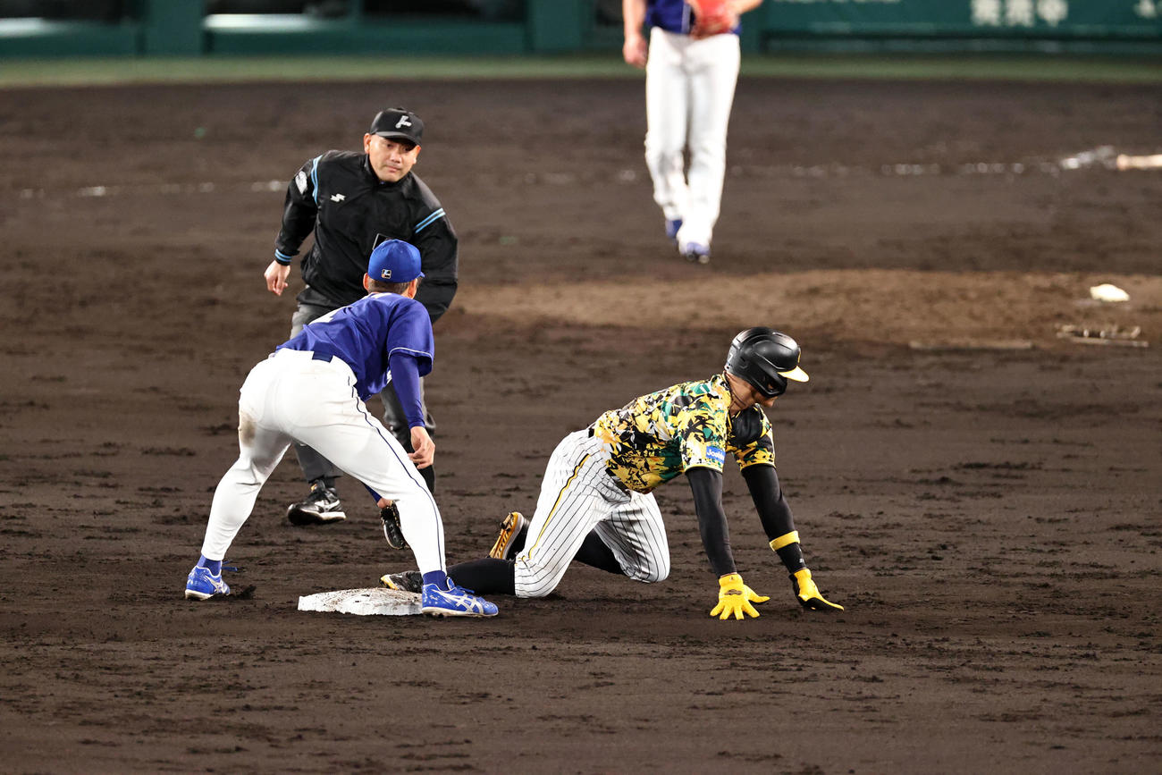 阪神対中日　4回裏阪神無死一、二塁、二塁走者糸井は高山の一直で帰塁出来ず三重殺となる。野手は京田（撮影・加藤哉）
