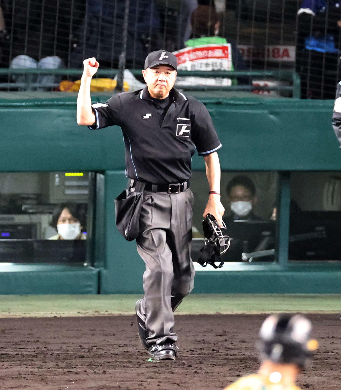 阪神対中日　4回裏阪神無死一、二塁、リプレー検証の結果、アウトを宣告する嶋田球審（撮影・加藤哉）