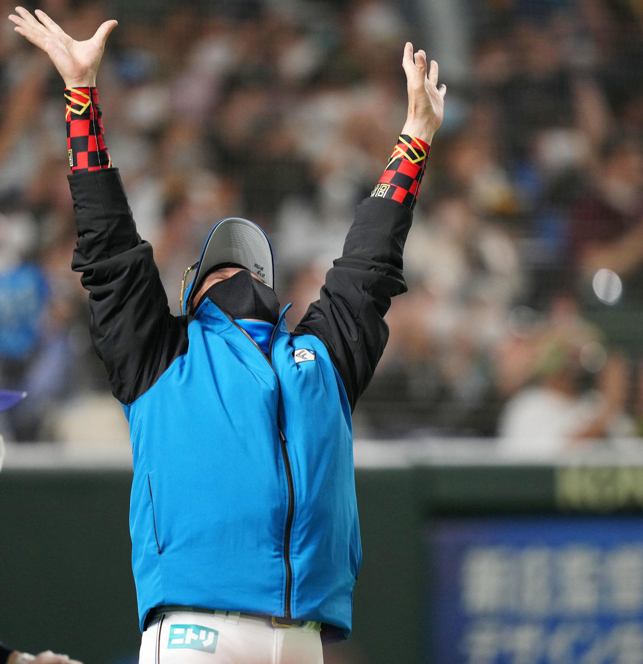 日本ハム対オリックス　3回裏日本ハム1死一塁、今川が中越え2点本塁打を放ち、バンザイで喜びを爆発させる新庄監督（撮影・横山健太）