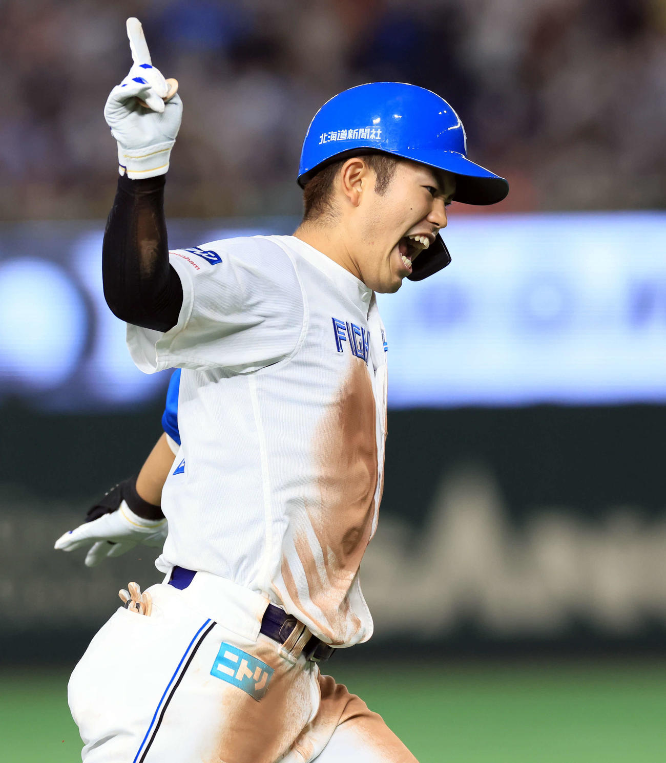日本ハム対オリックス　3回裏日本ハム1死一塁、今川は中越え2点本塁打を放ち、指を突き上げ雄たけびを上げて三塁を回る（撮影・浅見桂子）