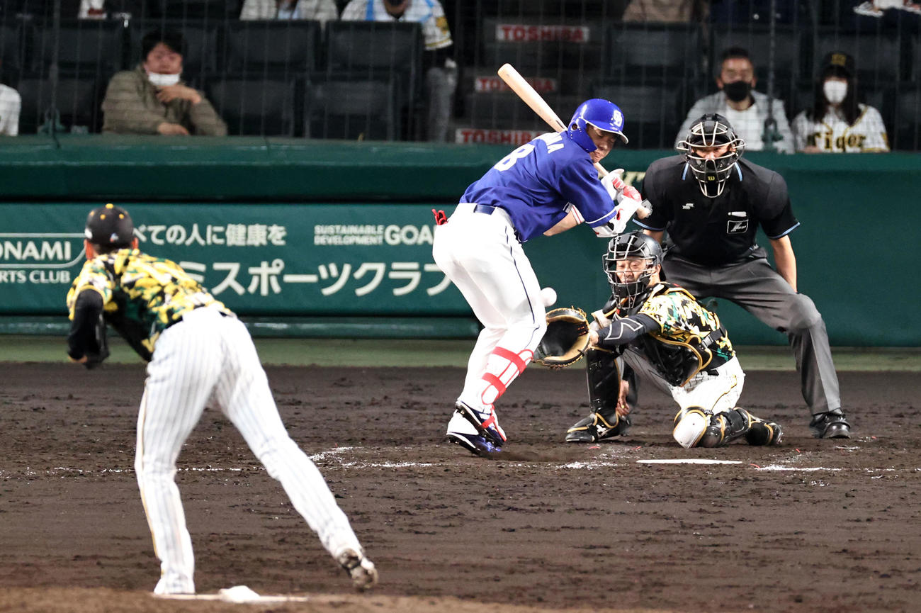 阪神対中日　5回表中日2死一塁、大島は死球を受ける。投手は西勇（撮影・加藤哉）