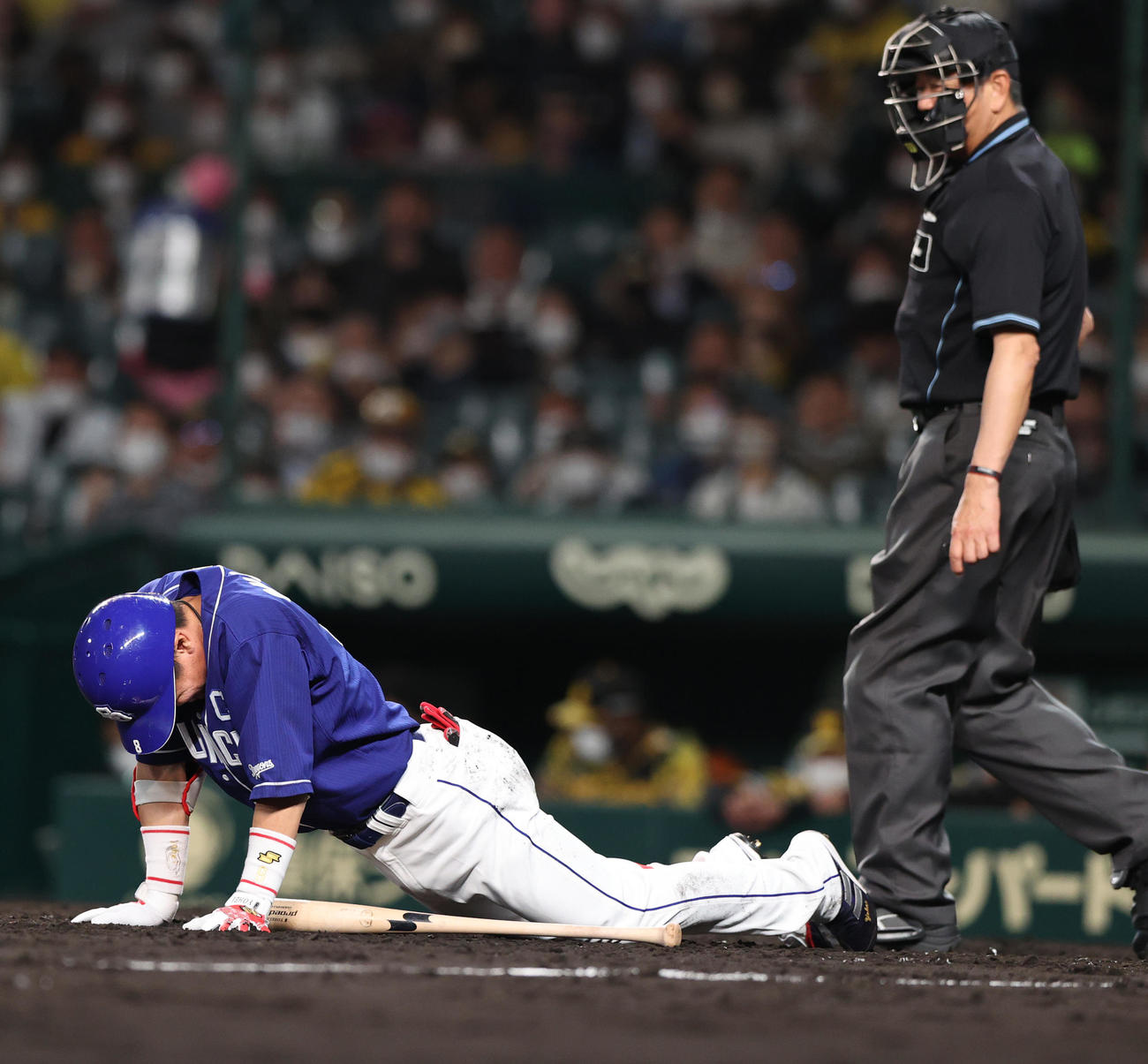 阪神対中日　5回表中日2死二塁、大島は死球を受け痛がる（撮影・上山淳一）