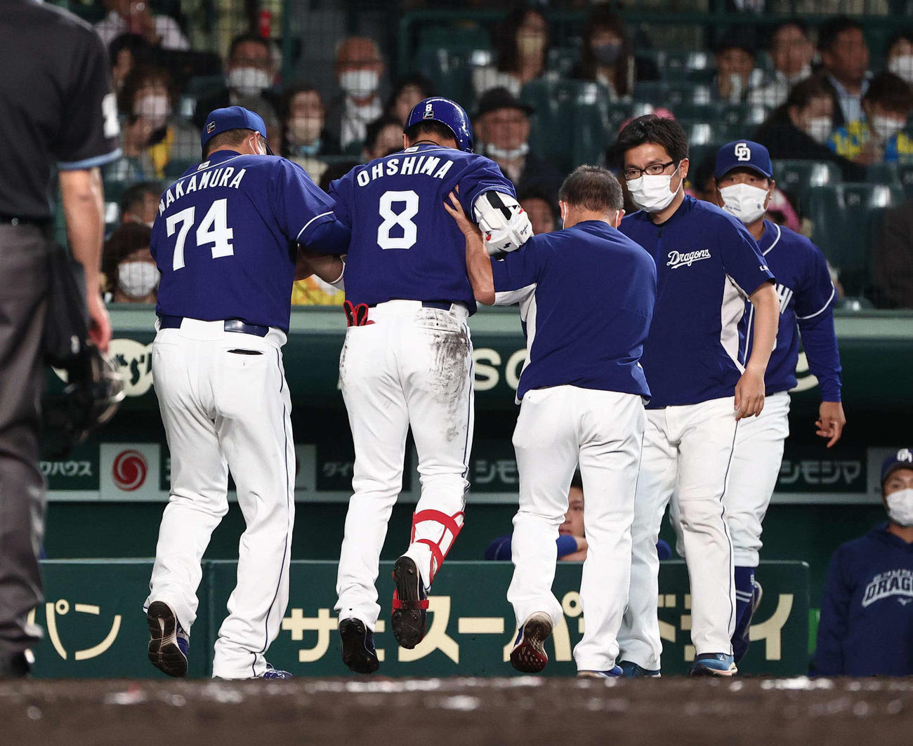 阪神対中日　5回表中日2死二塁、死球を受けた大島（左から2人目）はベンチに下がり交代する（撮影・上田博志）