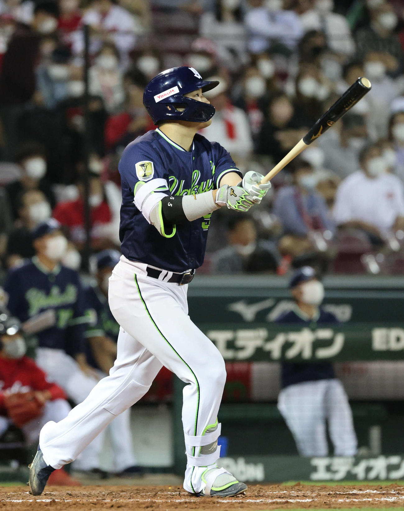 広島対ヤクルト　4回表ヤクルト1死一塁、村上は中越え2点本塁打を放つ（撮影・加藤孝規）