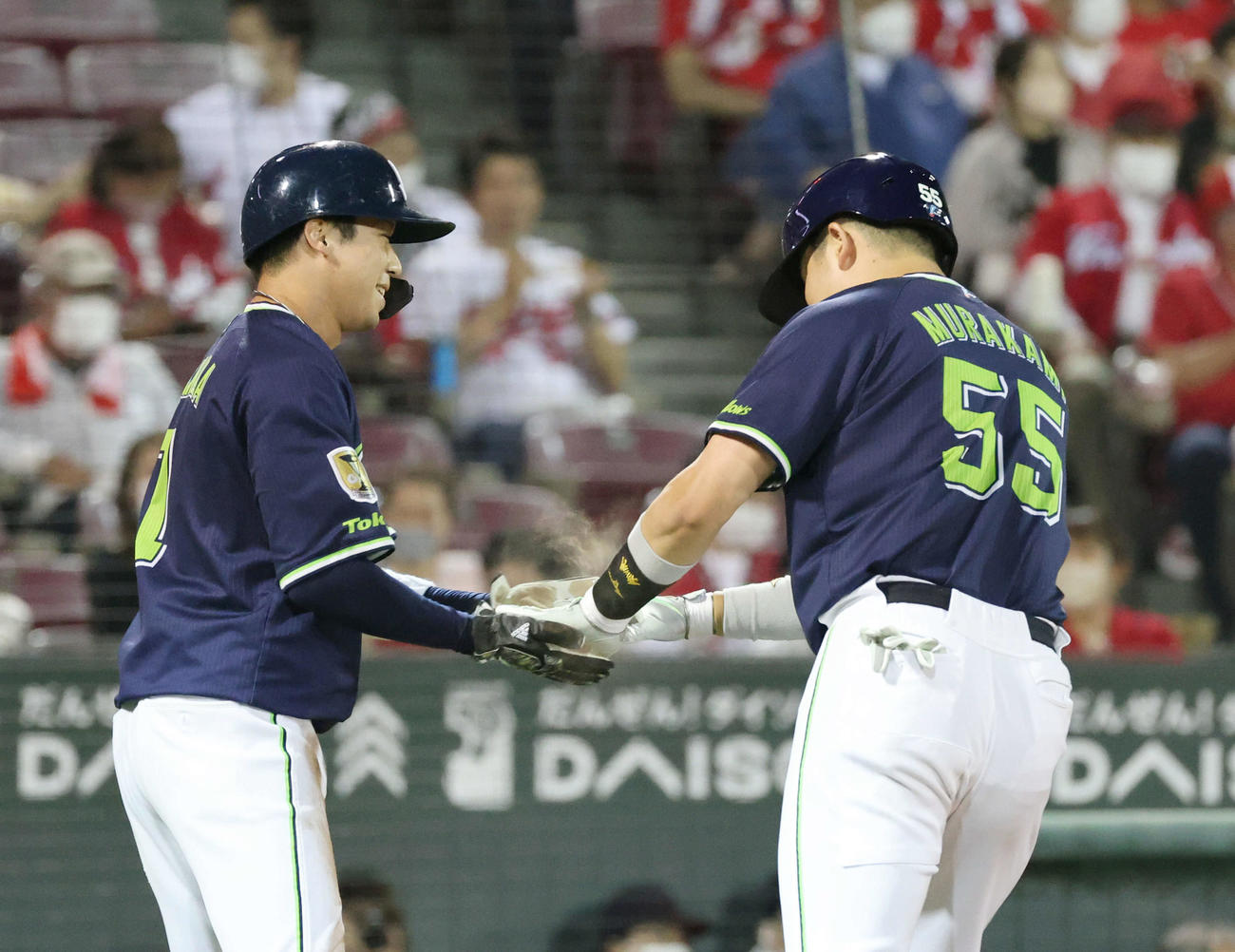 広島対ヤクルト　4回表ヤクルト1死一塁、中越え2点本塁打を放った村上を迎える山田（左）（撮影・加藤孝規）