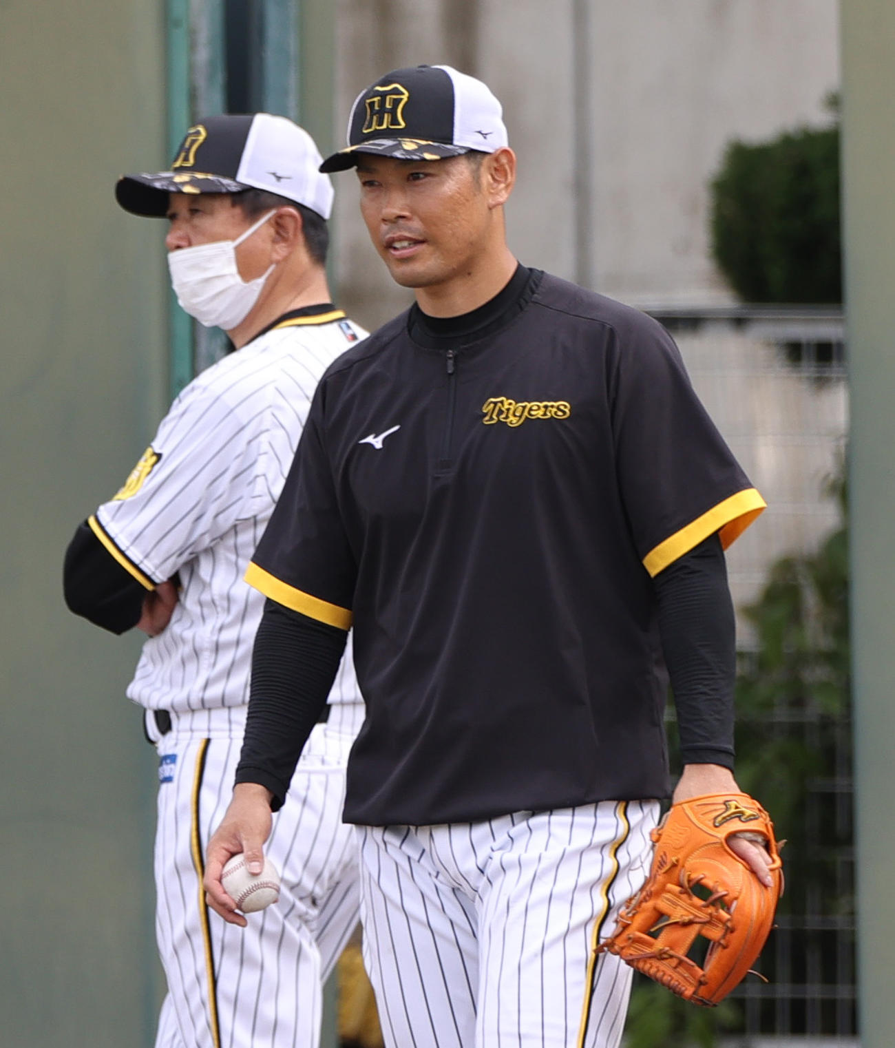 2軍練習試合・阪神対大和高田クラブ　試合を前にキャッチボールする原口。後方は平田2軍監督（撮影・上山淳一）