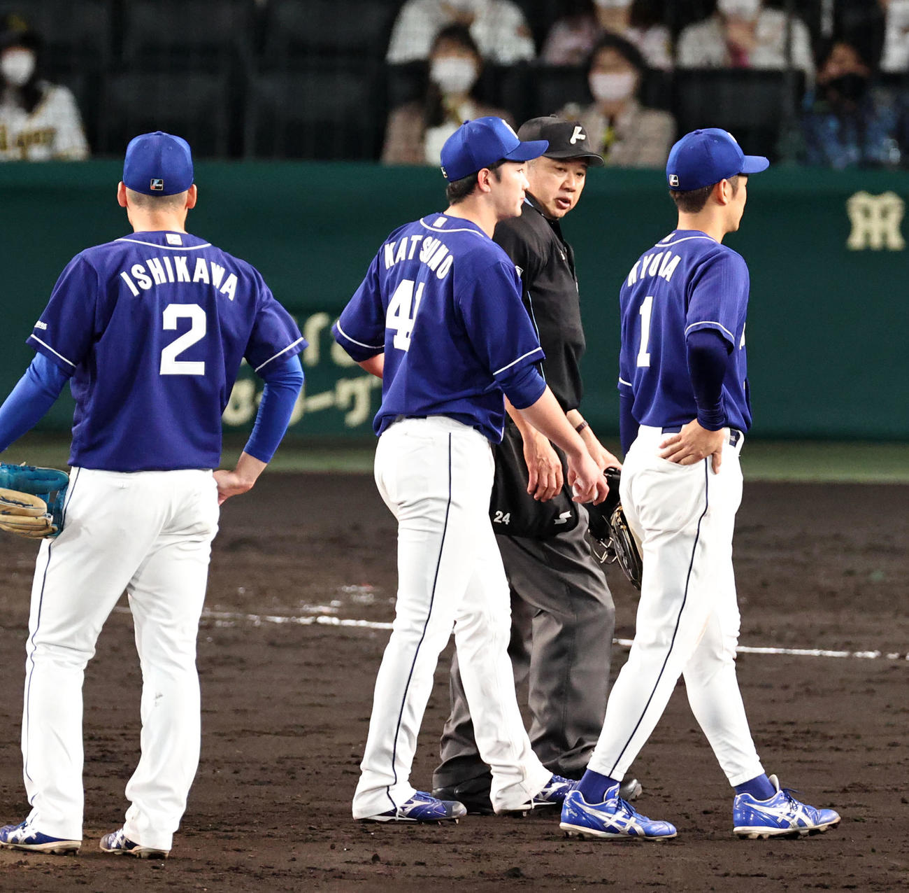 阪神対中日　5回裏阪神2死三塁、勝野は中野を2ボールとしたところで自らマウンドを降り降板する。右は京田、左は石川昂（撮影・加藤哉）