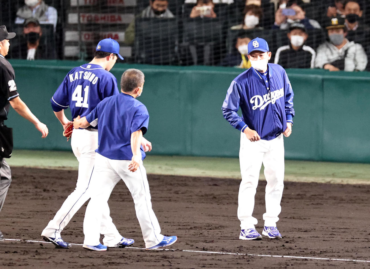 阪神対中日　5回裏阪神2死三塁、勝野は中野を2ボールとしたところで自らマウンドを降りる。右は確認に来た立浪監督（撮影・加藤哉）
