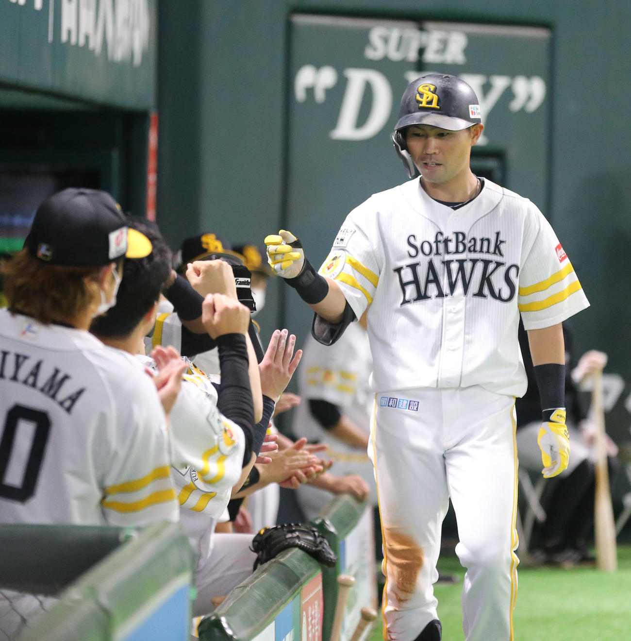 ソフトバンク対西武　8回裏ソフトバンク1死、中村晃は右翼線のポール直撃の本塁打を放ち、ナインとグータッチをする（撮影・屋方直哉）