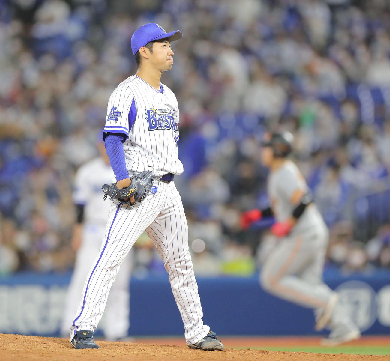 DeNA対巨人　9回表巨人2死一塁、岡本和（奥）に2点本塁打を浴びる池谷（撮影・河田真司）