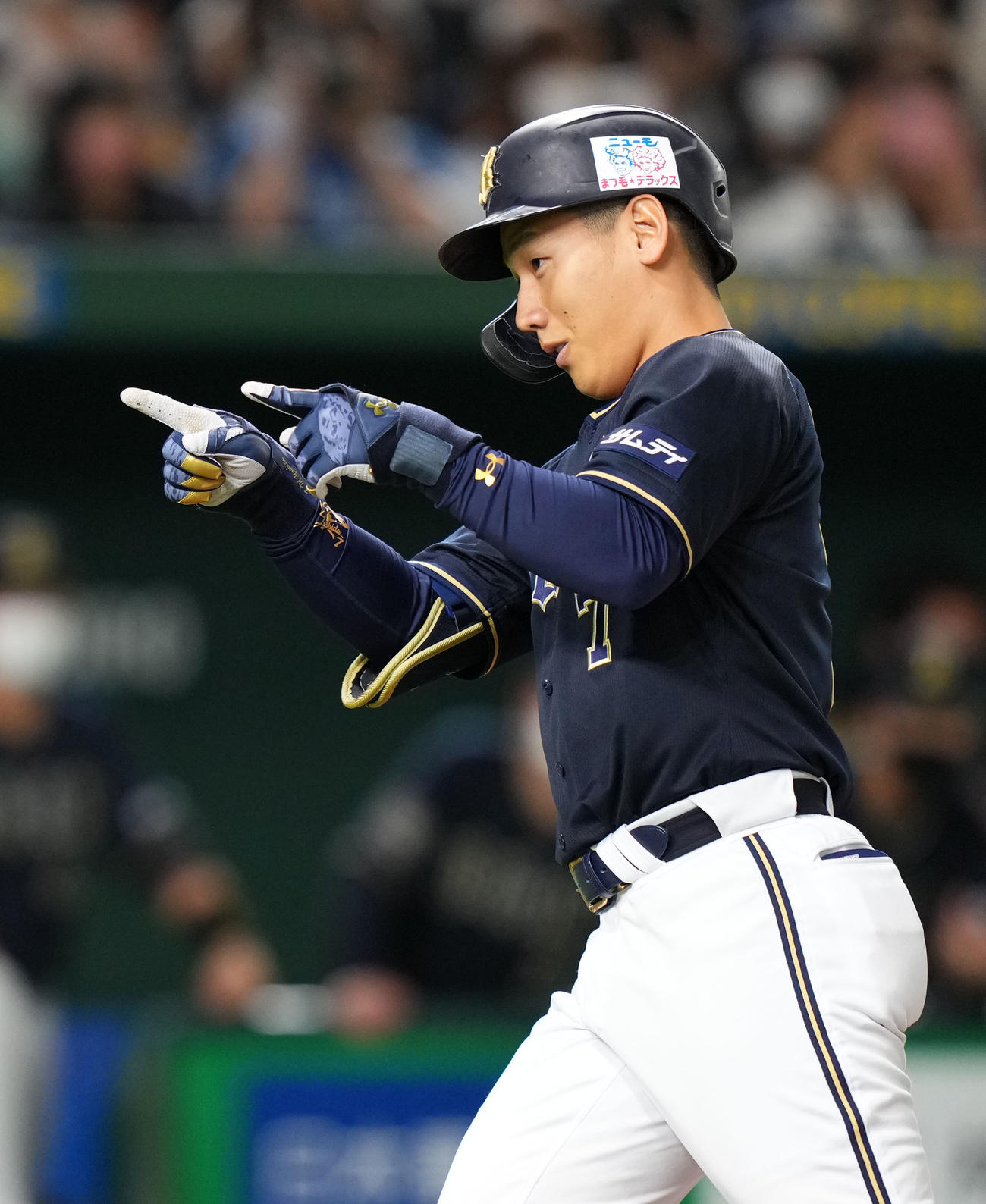 日本ハム対オリックス　1回表オリックス2死一塁、先制の右越え2点本塁打を放ち笑顔を見せる吉田正（撮影・横山健太）
