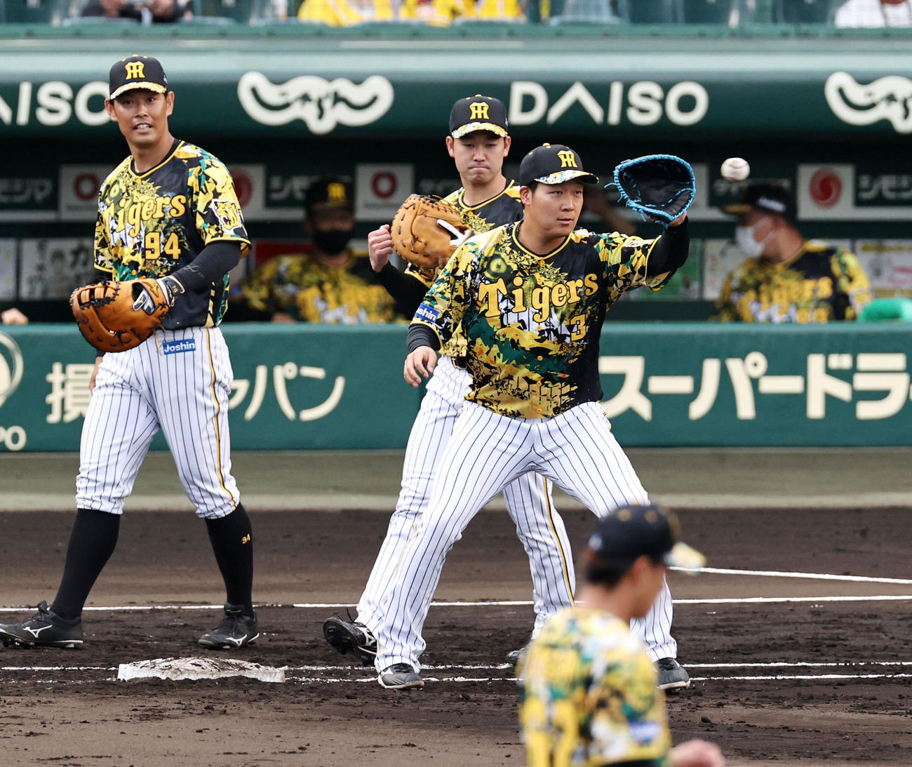 阪神対中日　シートノックで一塁を守る大山。左から原口、山本（撮影・加藤哉）