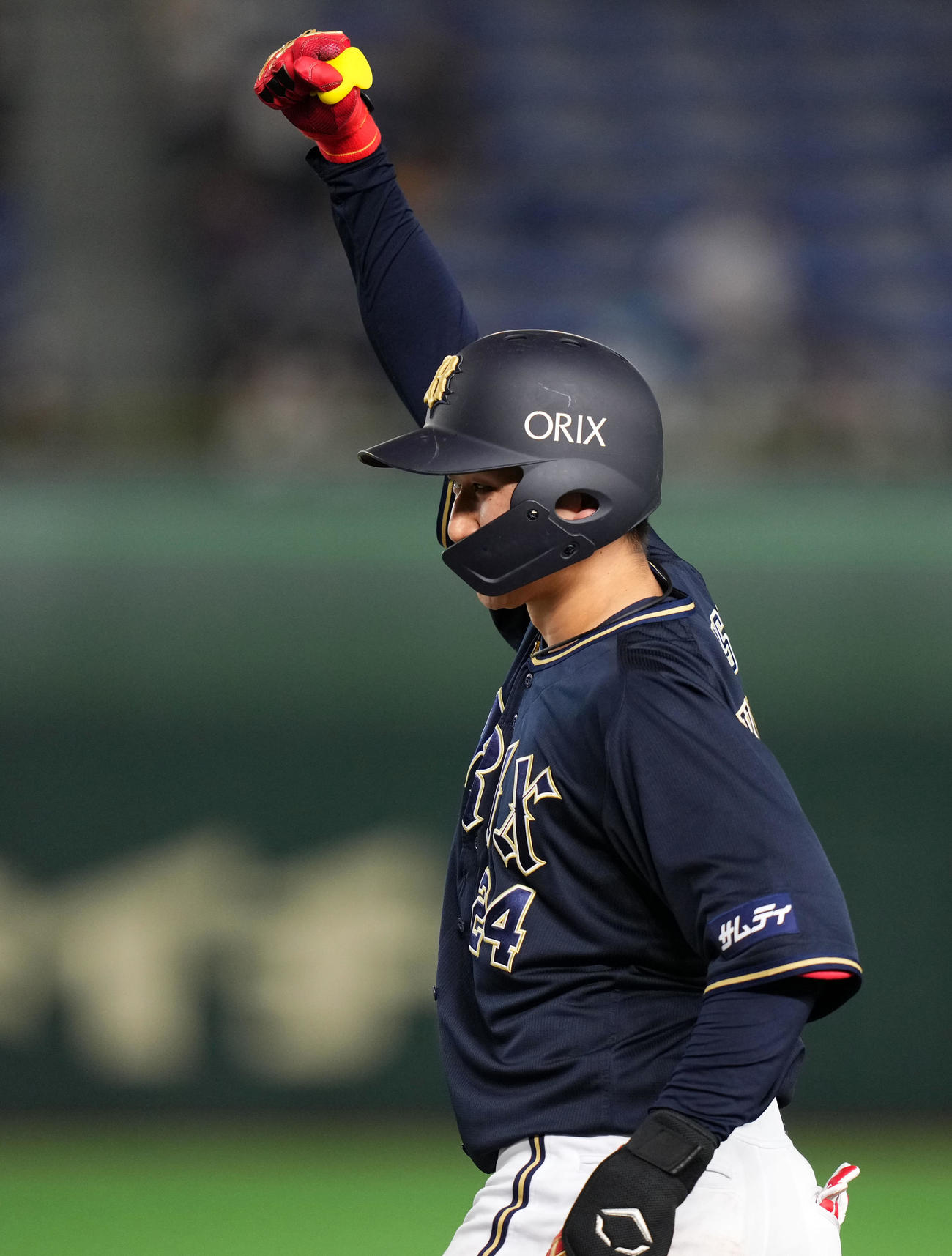 日本ハム対オリックス　9回表オリックス1死二、三塁、バットを折りながらも左前適時打を放ちガッツポーズする紅林（撮影・横山健太）