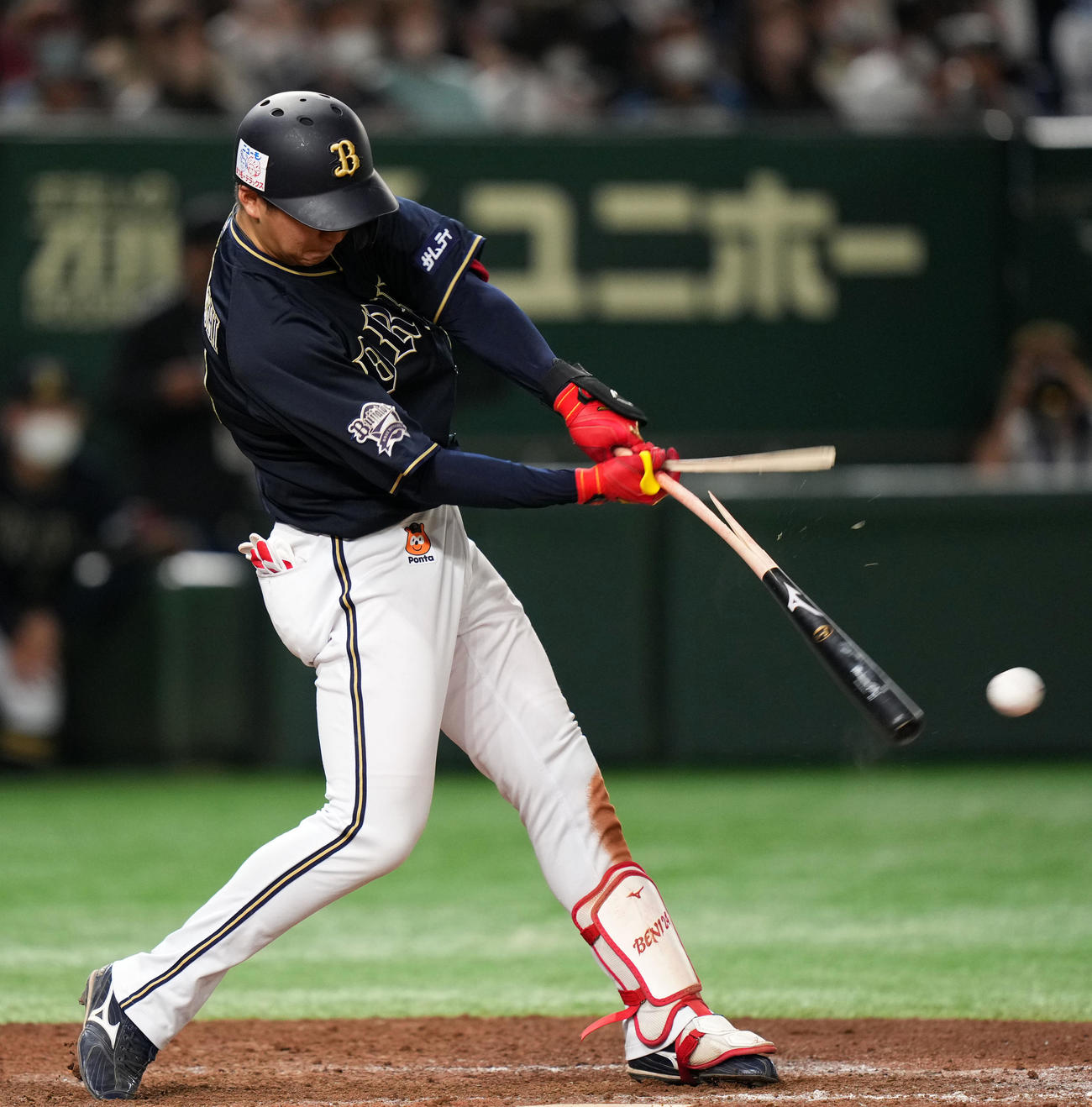 日本ハム対オリックス　9回表オリックス1死二、三塁、バットを折りながらも左前適時打を放つ紅林（撮影・横山健太）
