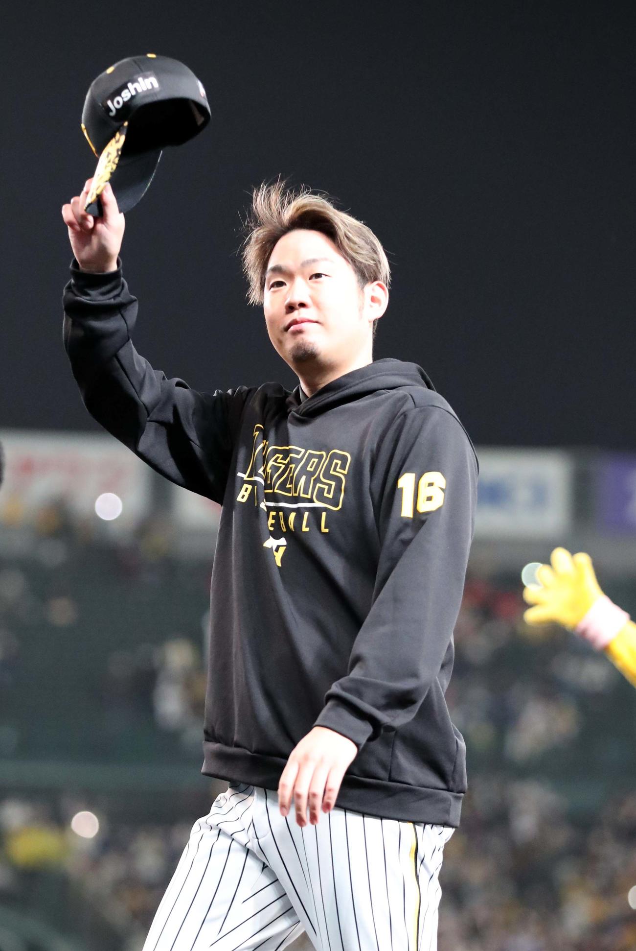 阪神対中日　2勝目をあげた西勇輝はファンの拍手に帽子を上げて応える（撮影・上田博志）