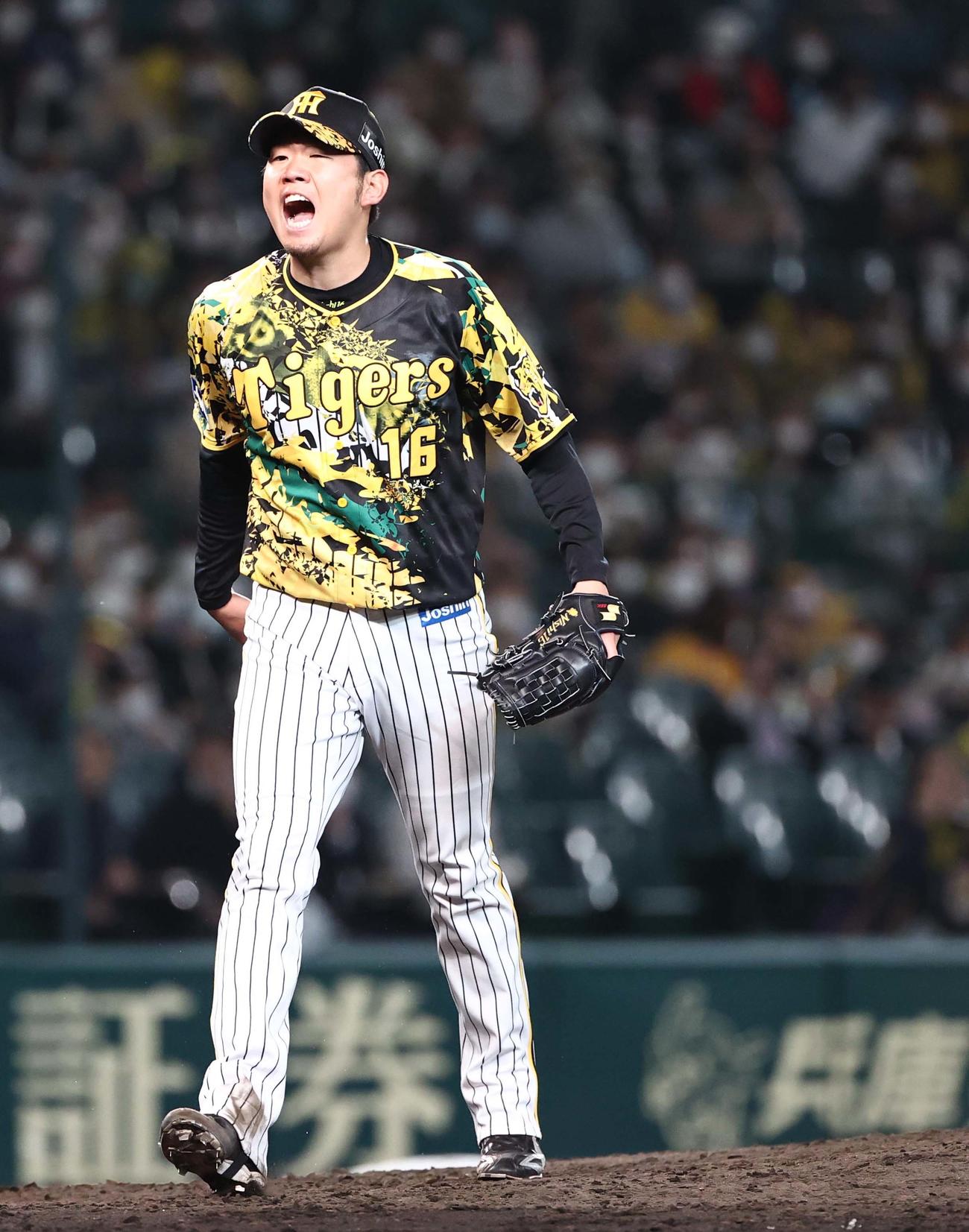 阪神対中日　5回表中日2死一、二塁、鵜飼から三振を奪い雄たけびをあげる西勇（撮影・上田博志）