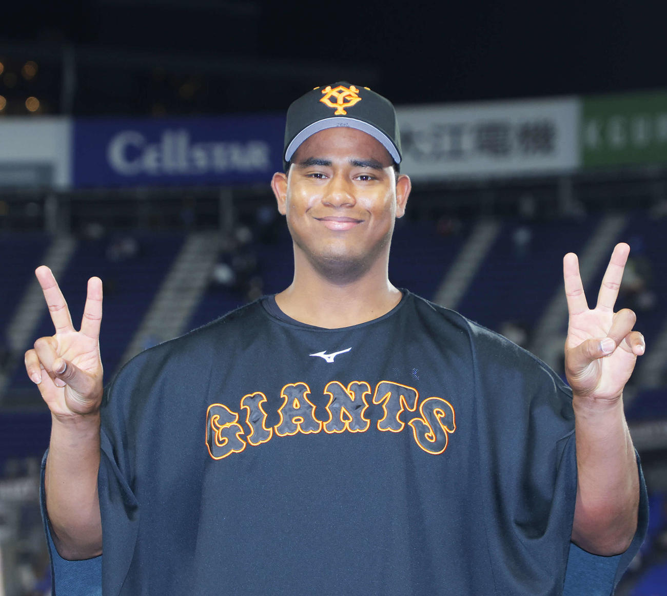 DeNA対巨人　DeNAに勝利し、ダブルピースで写真に納まるメルセデス（撮影・河田真司）
