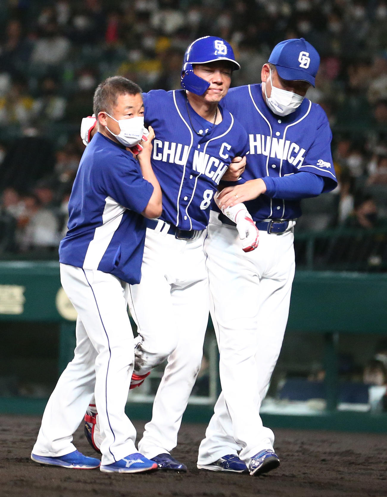 阪神対中日　5回表中日2死二塁、大島（中央）は死球を受け途中交代となる（撮影・上山淳一）