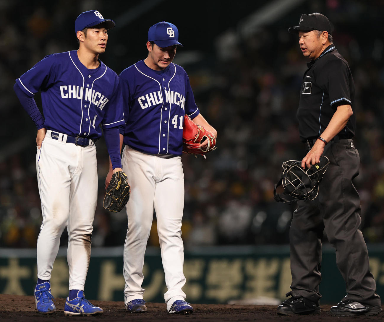阪神対中日　5回裏阪神2死三塁、勝野（中央）はマウンドを降りる（撮影・上山淳一）