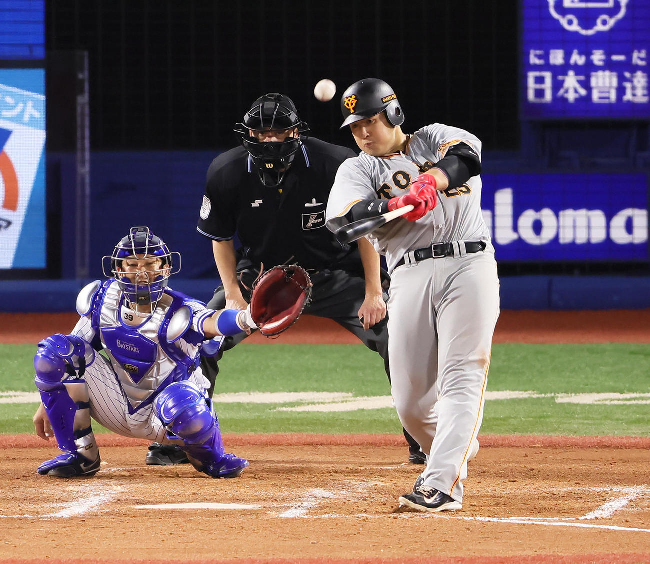 DeNA対巨人　9回表巨人2死一塁、左越え2点本塁打を放つ岡本和（撮影・足立雅史）