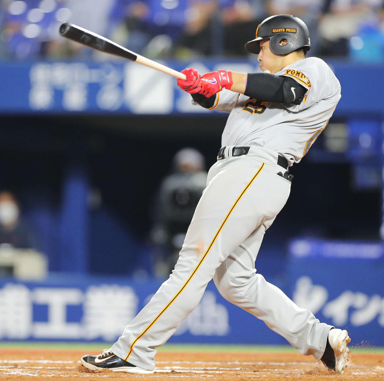 DeNA対巨人　9回表巨人2死一塁、左中間に2点本塁打を放つ岡本和（撮影・河田真司）