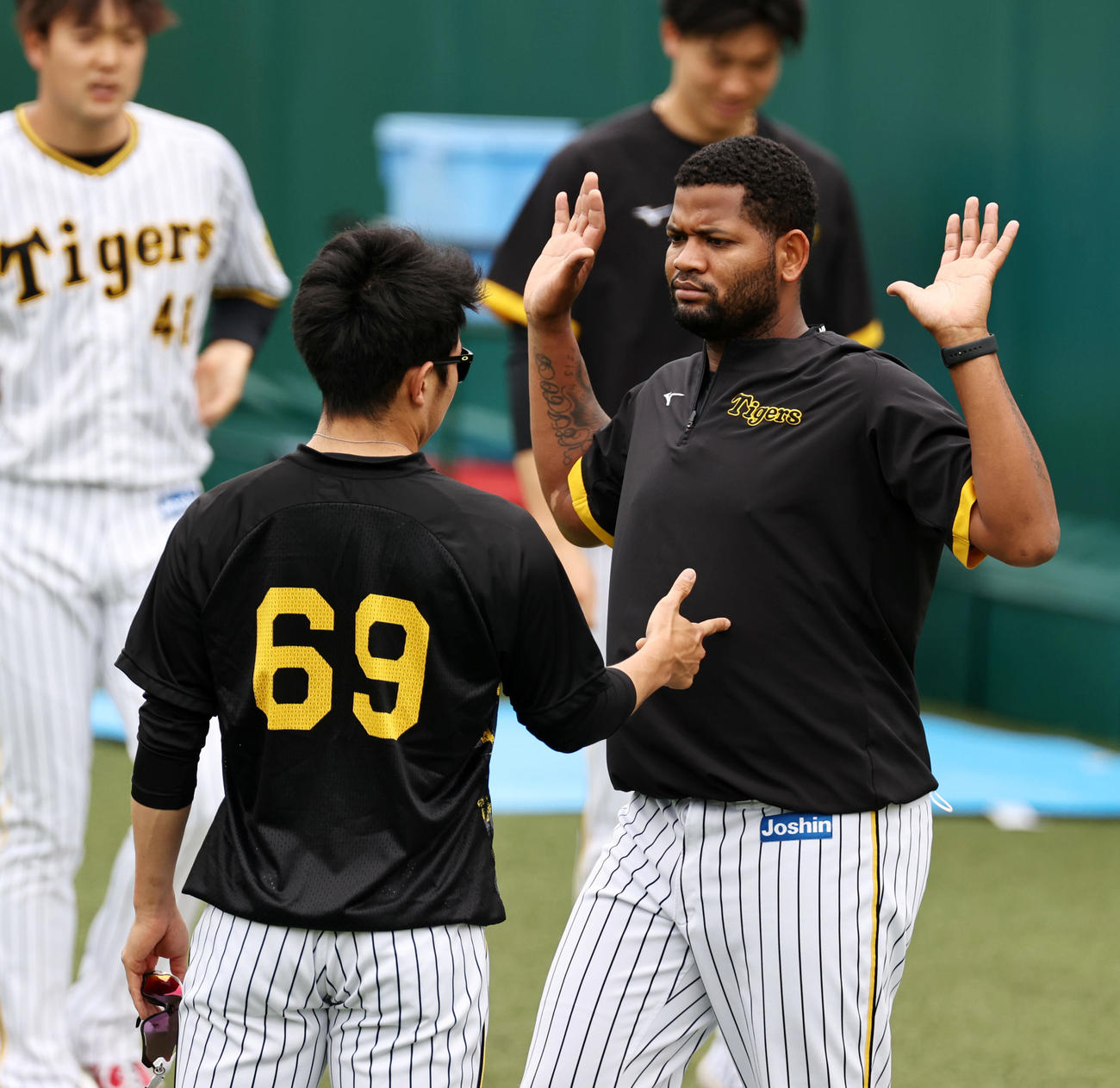 阪神対中日　アルカンタラ（右）に手で拳銃の形を作った石井（撮影・加藤哉）