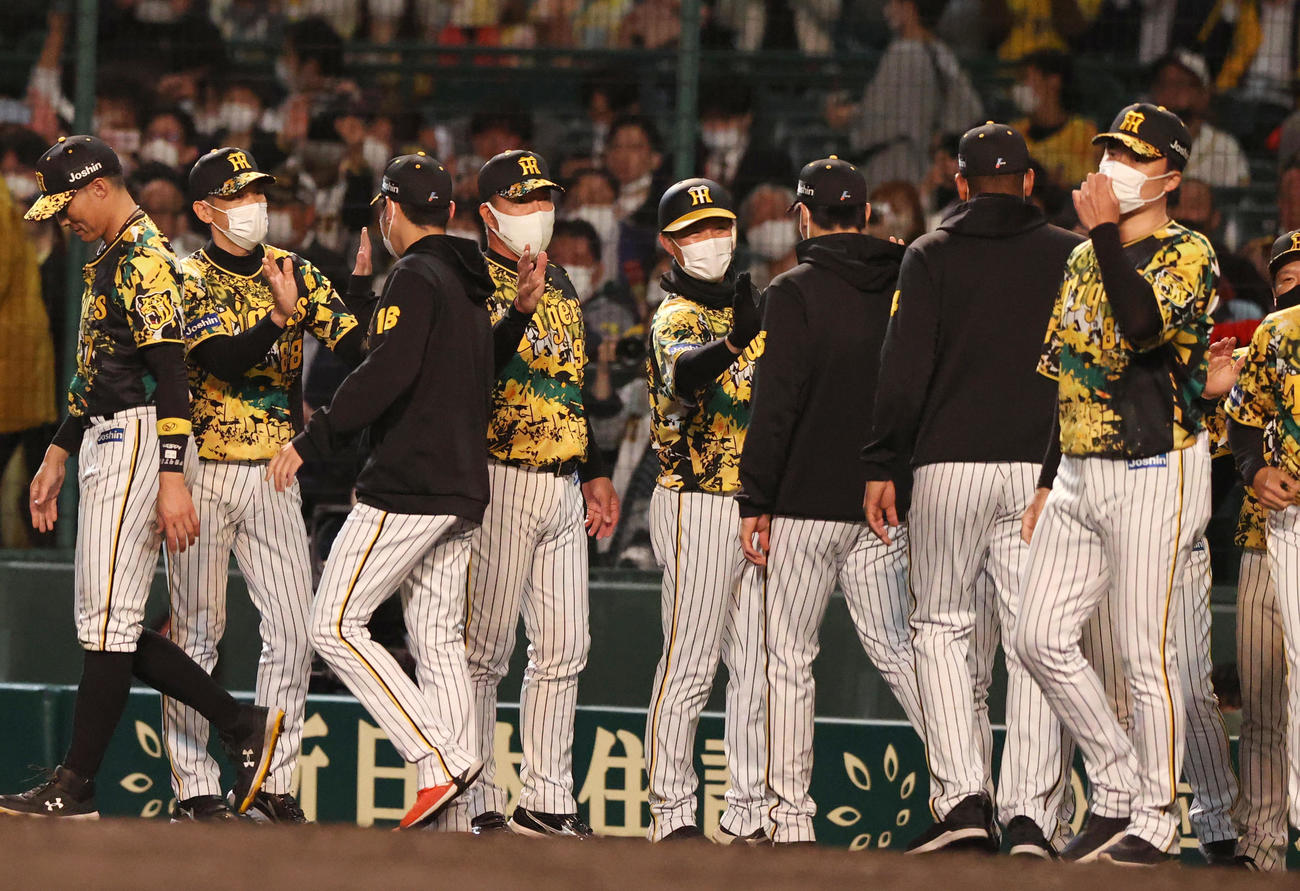 阪神対中日　阪神矢野監督（左から2人目）は中日に勝利しナインをハイタッチで出迎える（撮影・上山淳一）
