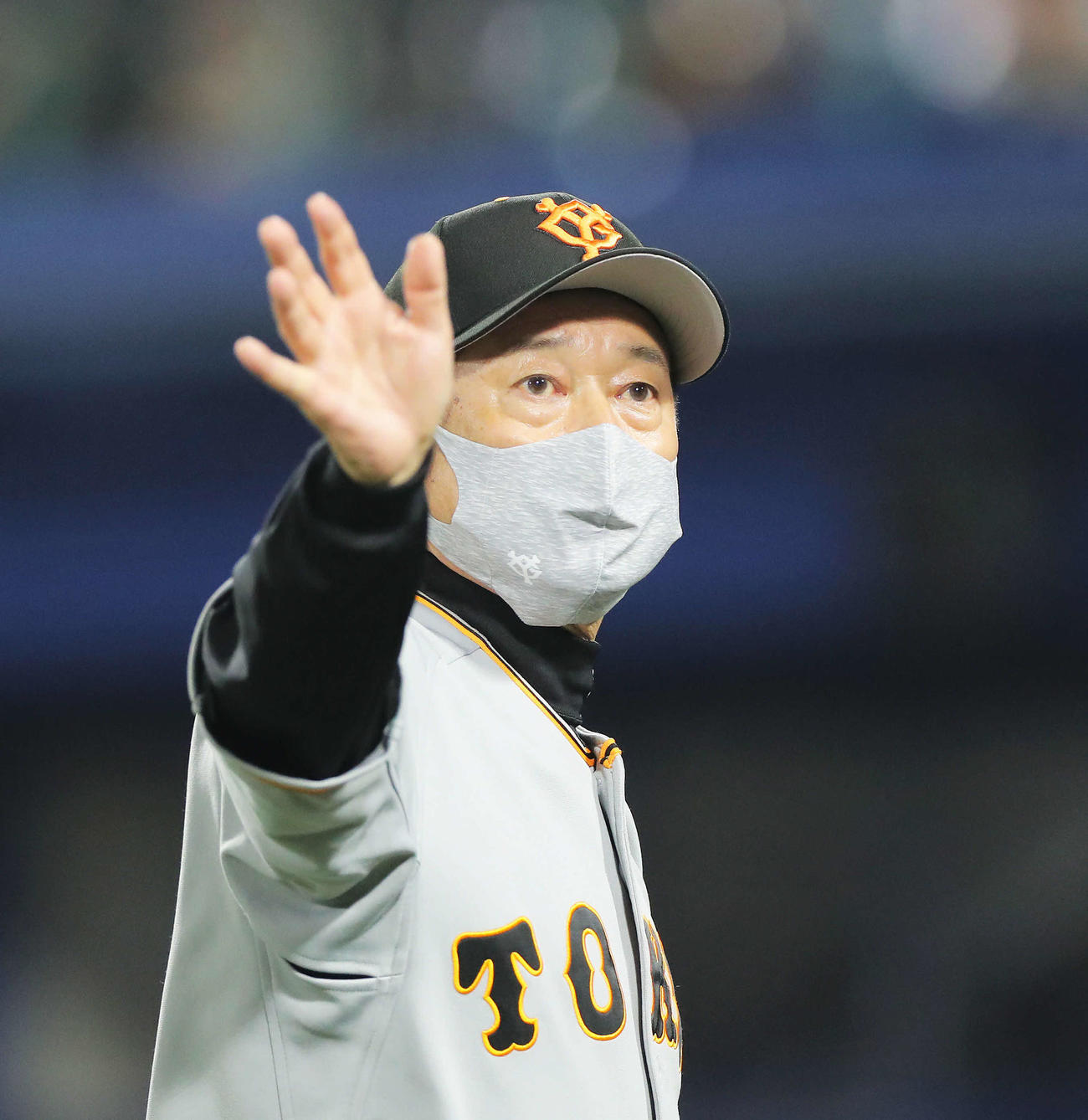 DeNA対巨人　DeNAに勝利し、ファンに手を振り応える巨人原監督（撮影・河田真司）