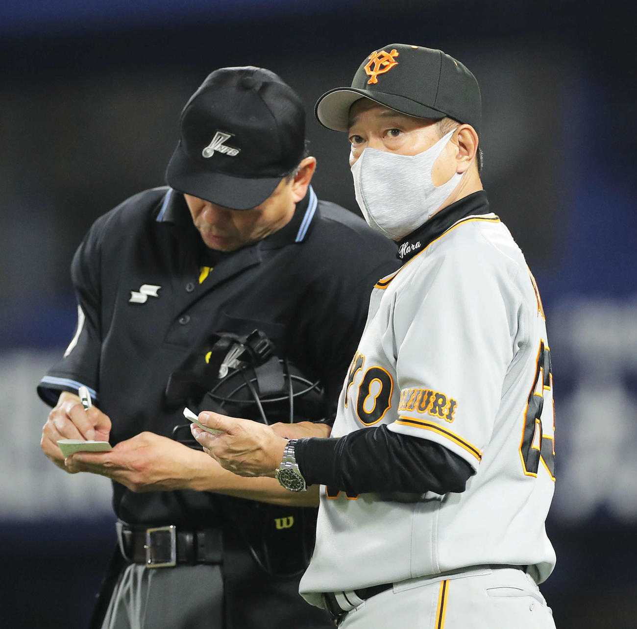 DeNA対巨人　7回表を終え、選手交代を告げる原監督（撮影・河田真司）