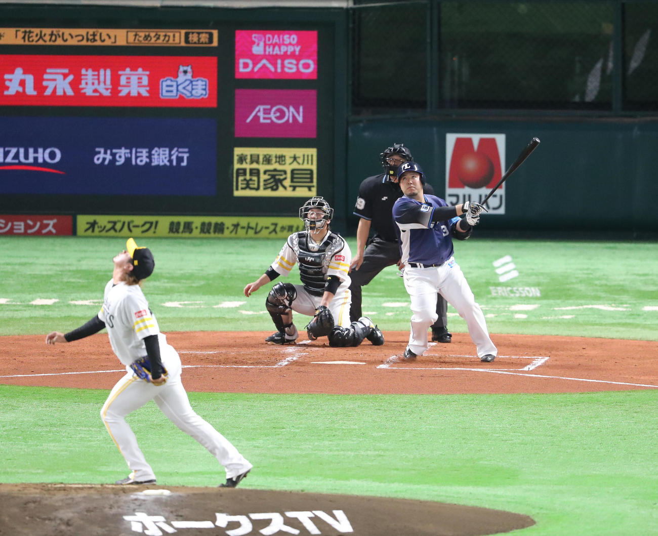 ソフトバンク対西武　1回表1死二、三塁、山川は右中間に先制の3点本塁打を放つ（撮影・梅根麻紀）