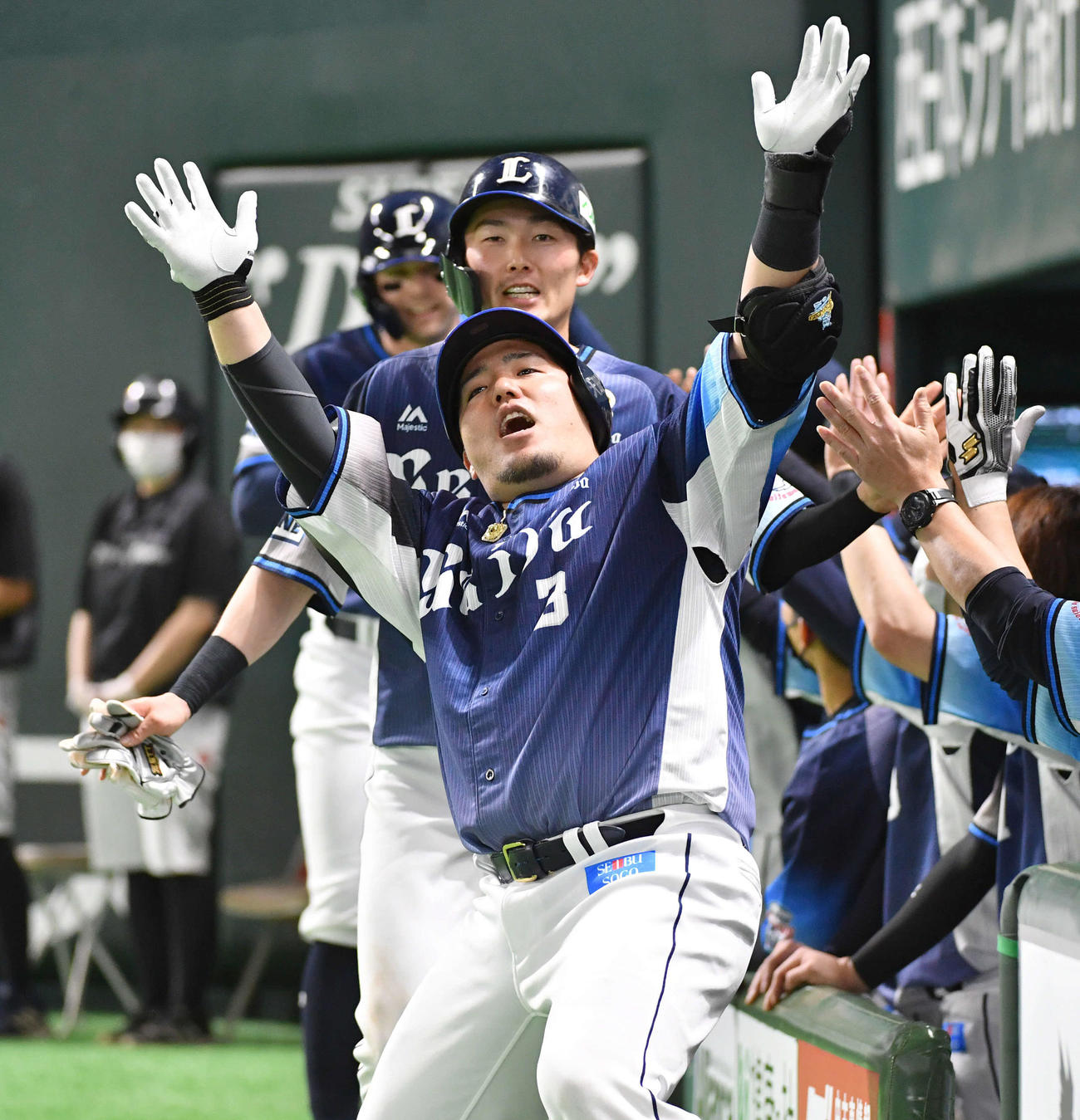 ソフトバンク対西武　1回表西武1死二、三塁、右中間へ先制3点本塁打を放ち、どすこいポーズを決める山川（撮影・岩下翔太）