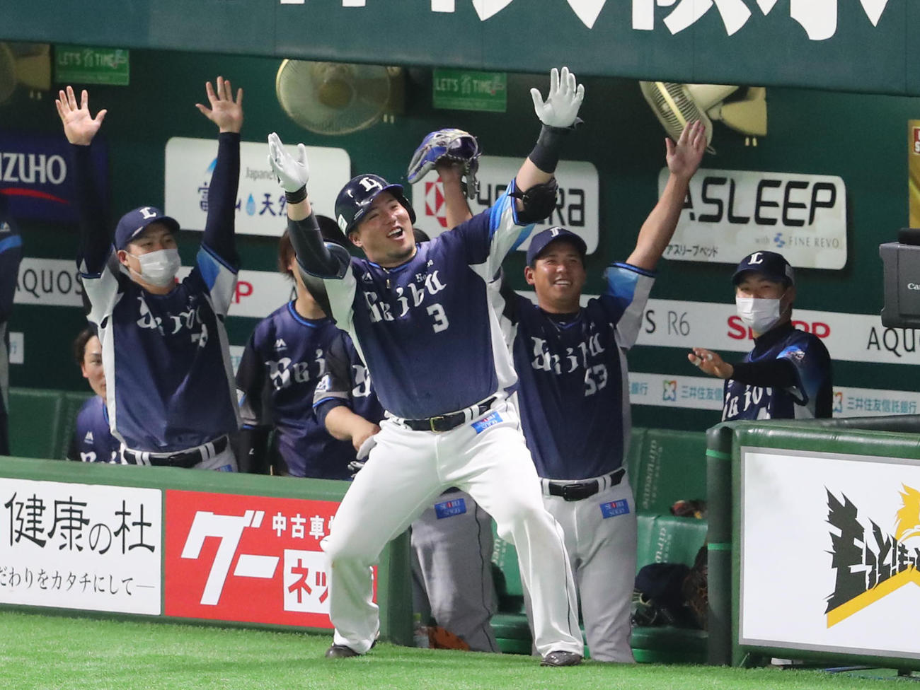 ソフトバンク対西武　7回表西武1死、山川（手前）は中越え本塁打を放ちナインとどすこいポーズを決める（撮影・梅根麻紀）