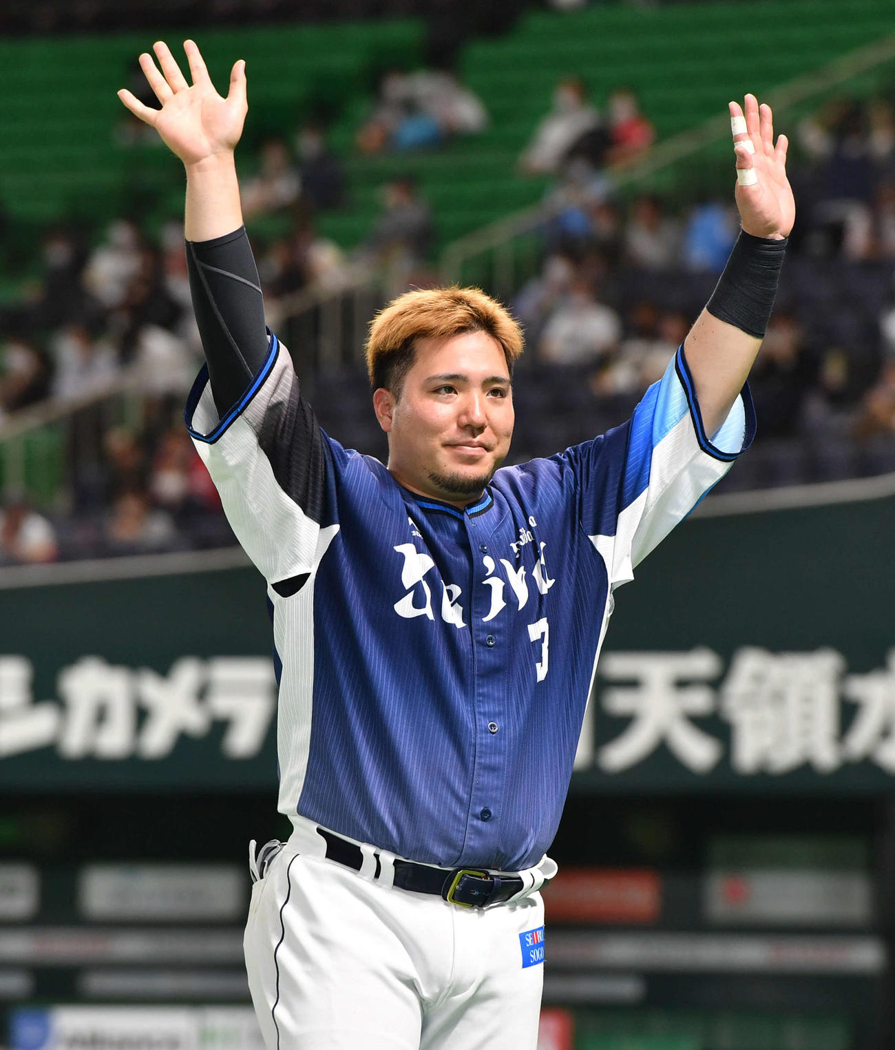 ソフトバンク対西武　ヒーローインタビューを終え、ファンに手を振りながら引き揚げる山川（撮影・岩下翔太）