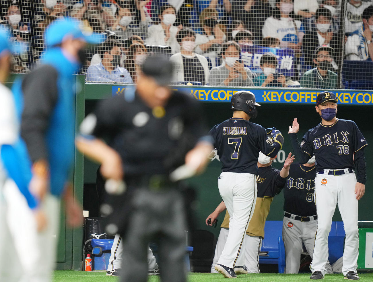 日本ハム対オリックス　9回表オリックス1死一、三塁、右前適時打を放った吉田正をタッチで迎える中嶋監督（右）。左は投手交代を告げる新庄監督（撮影・横山健太）