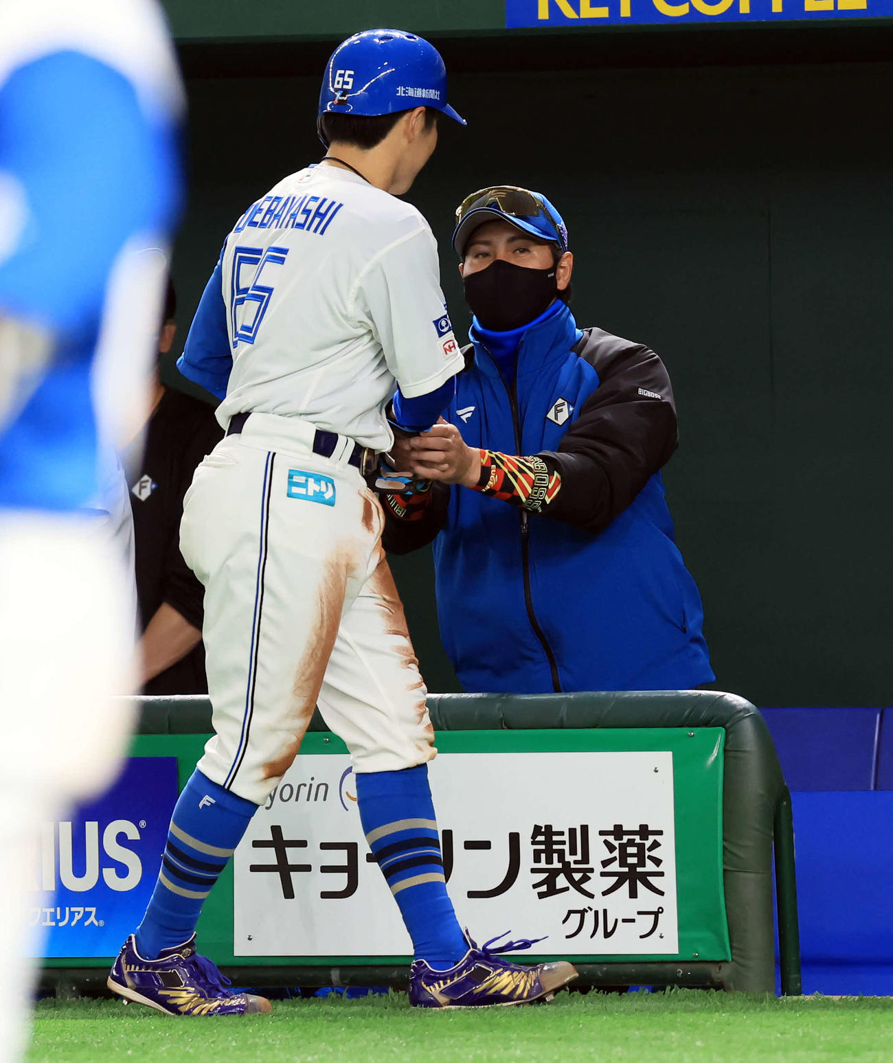日本ハム対オリックス　3回裏日本ハム無死、プロ初安打を放った梅林（左）を握手で迎える新庄監督（撮影・浅見桂子）