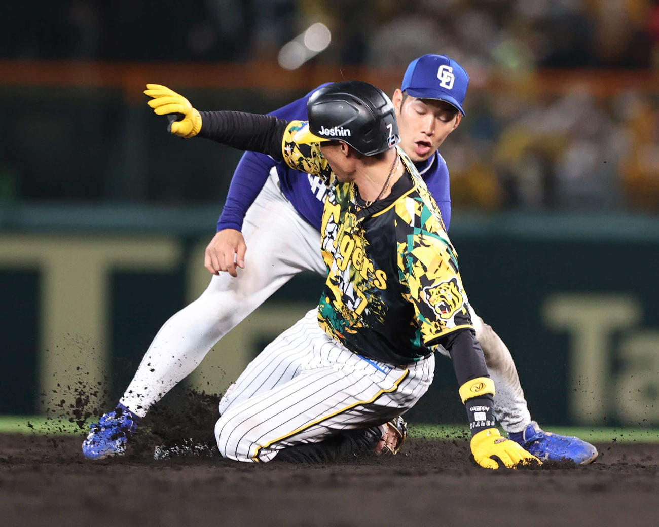 阪神対中日　4回裏阪神無死一、二塁、高山の一直併殺で二走糸井（手前）は帰塁出来ずアウトとなり三重殺に仕留められる。野手京田（撮影・上山淳一）