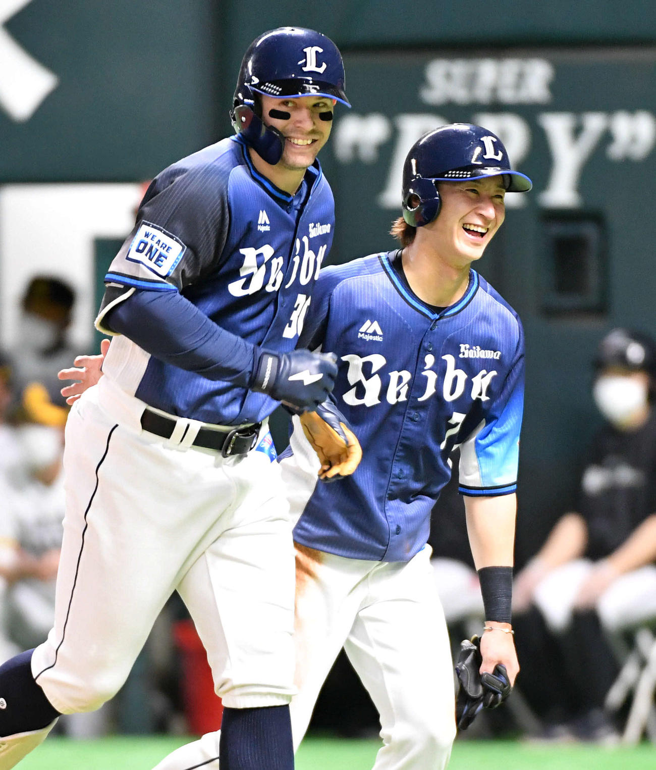 ソフトバンク対西武　4回表西武2死一塁、右越え2点本塁打を放ったオグレディ（左）は、金子に迎えられて笑顔でベンチへ戻る（撮影・岩下翔太）