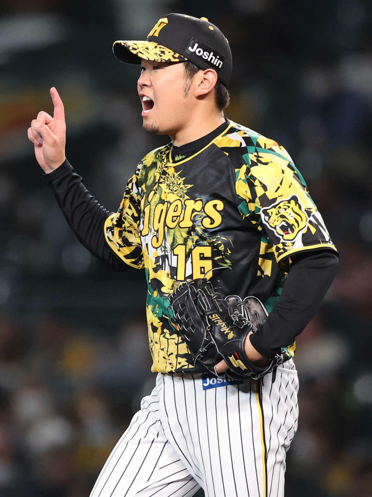阪神対中日　4回表中日無死、西勇はビシエドを遊ゴロに仕留め声を出す（撮影・上山淳一）