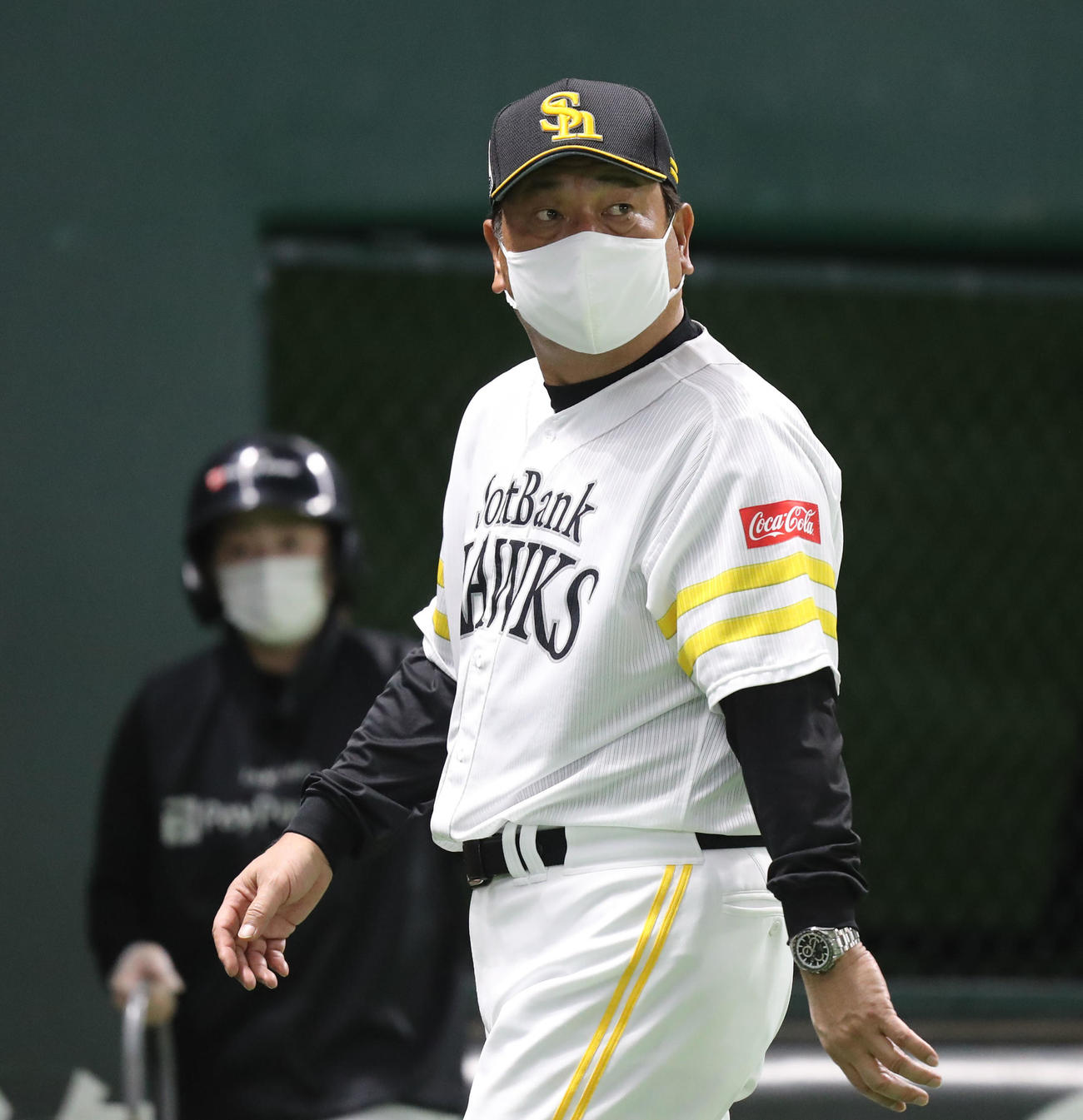 ソフトバンク西武　6回表に投手の交代を告げる藤本監督（撮影・屋方直哉）