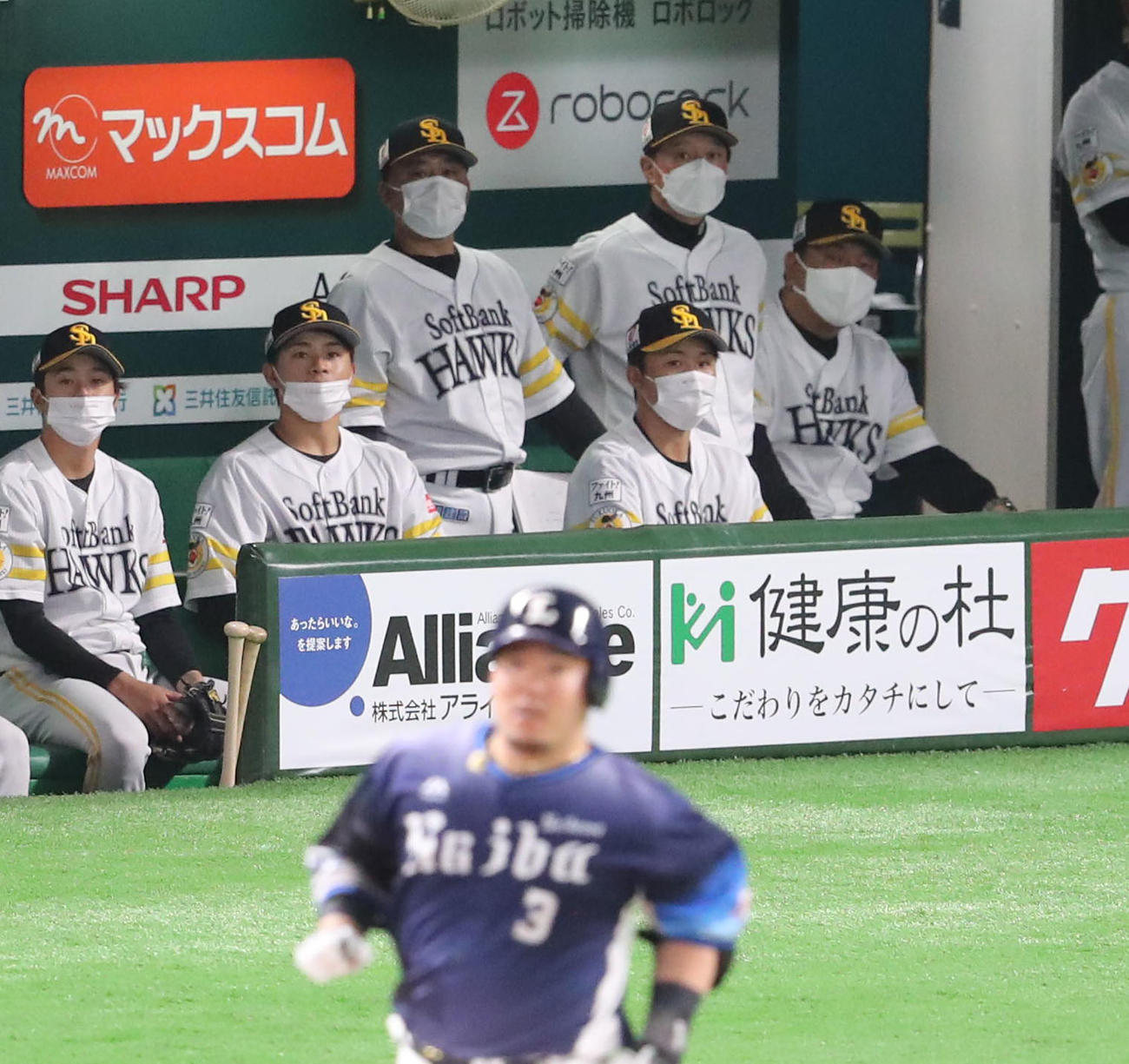 ソフトバンク対西武　7回表西武1死、中越え本塁打を放った山川（手前）とベンチから見つめるソフトバンク首脳陣（撮影・梅根麻紀）