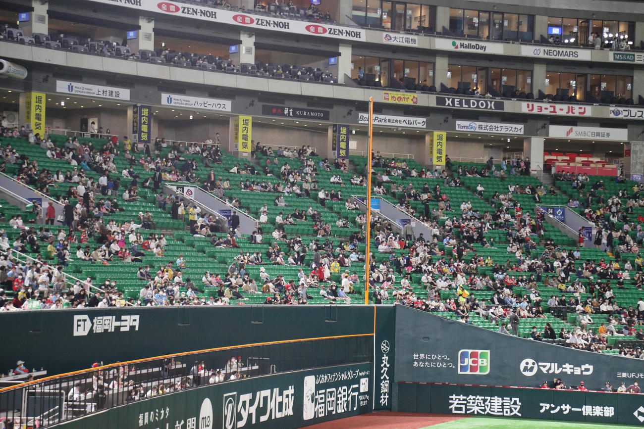 ソフトバンク対西武　ファウルポール、「マルタイ棒ラーメンポール」（撮影・梅根麻紀）