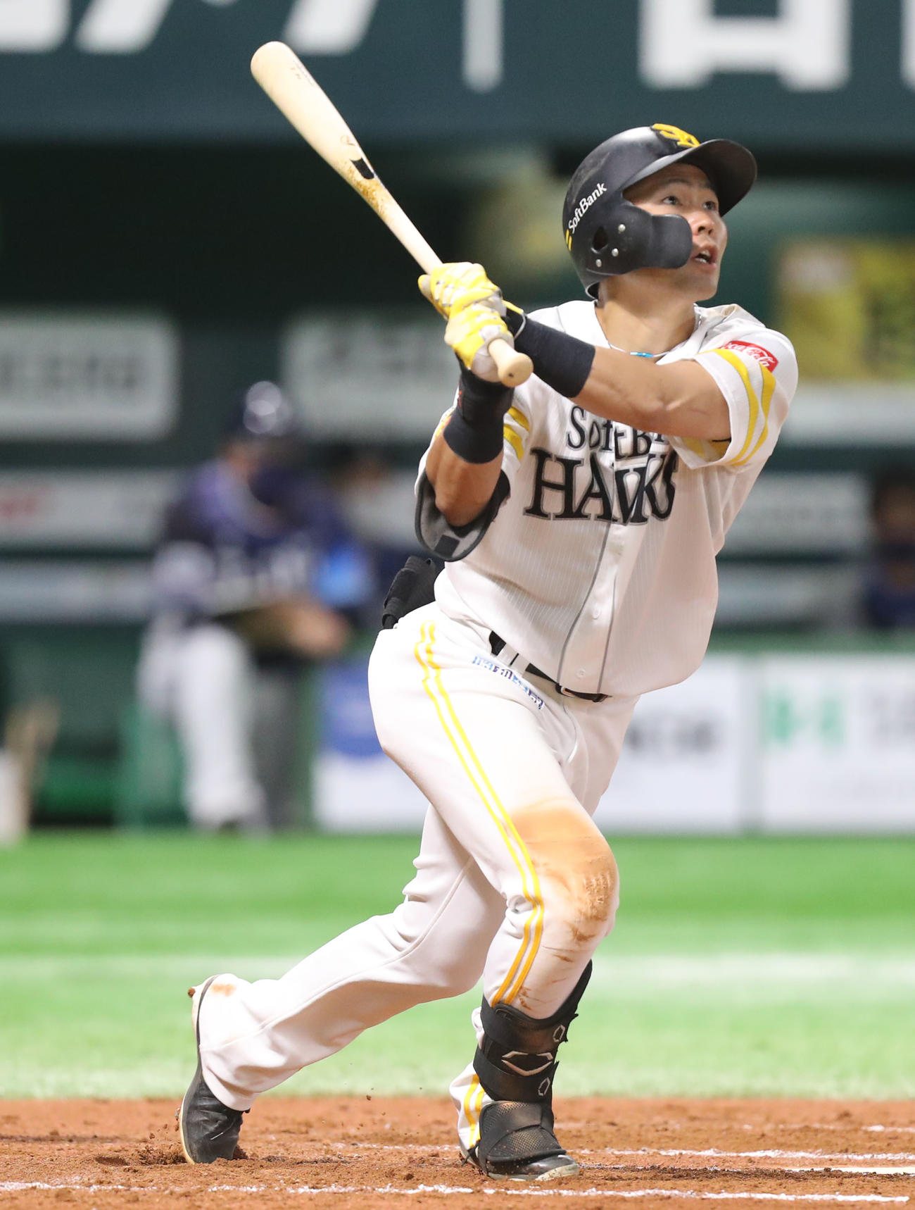 ソフトバンク西武　8回裏ソフトバンク1死、中村晃は右翼線のポール直撃の本塁打を放つ（撮影・屋方直哉）