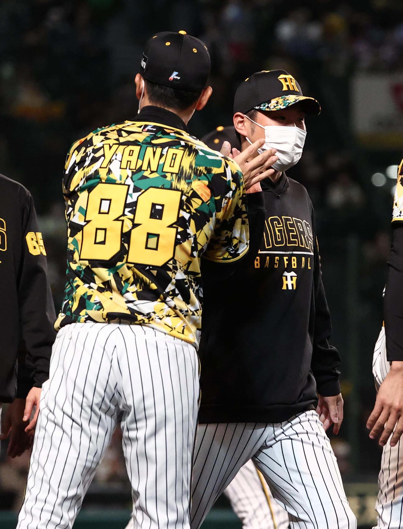 阪神対中日　中日に勝利し矢野監督（左）とハイタッチする西勇輝（撮影・上田博志）