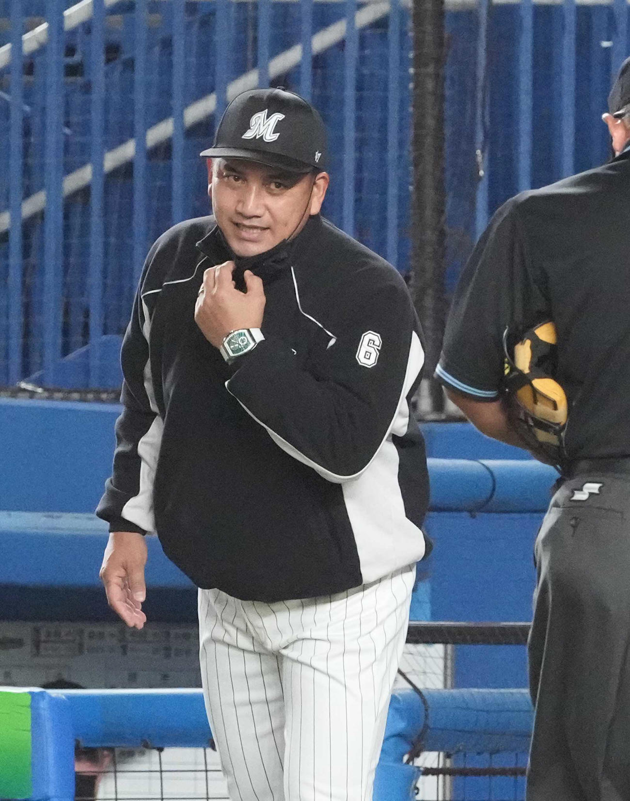 ロッテ対楽天　選手交代を告げるロッテ井口監督（撮影・小沢裕）